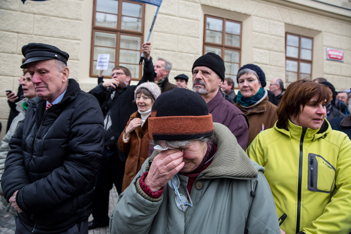 Demonstrace proti vyvěšení vlajky EU na Pražském hradě, duben, 2013