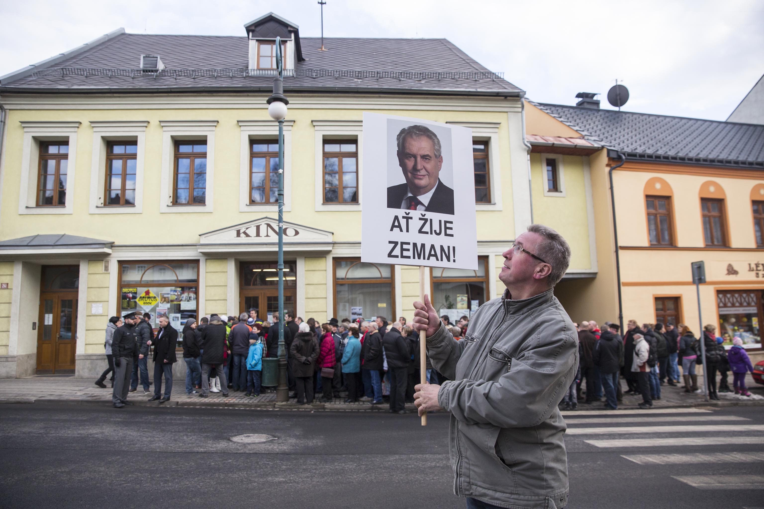 Lidé čekající na prezidenta v Nejdku