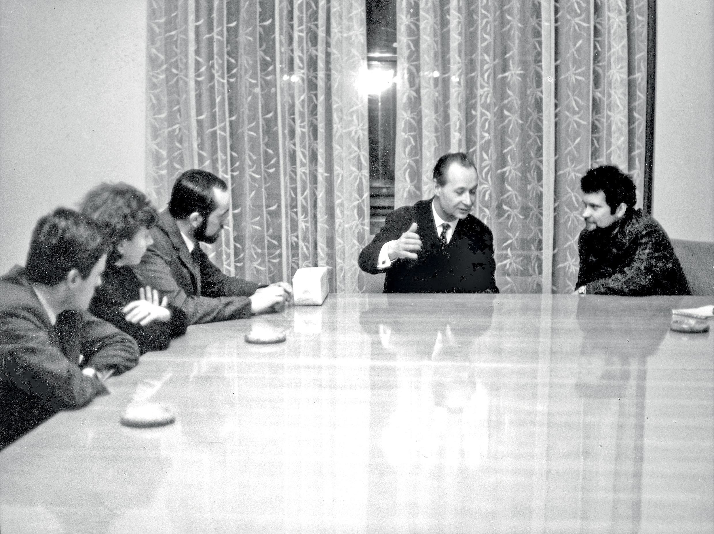 Rok 1968: Petr Pithart je s rámci skupiny kantorů
a studentů Právnické fakulty UK na ústředním
výboru KSČ na návštěvě u Alexandera Dubčeka.