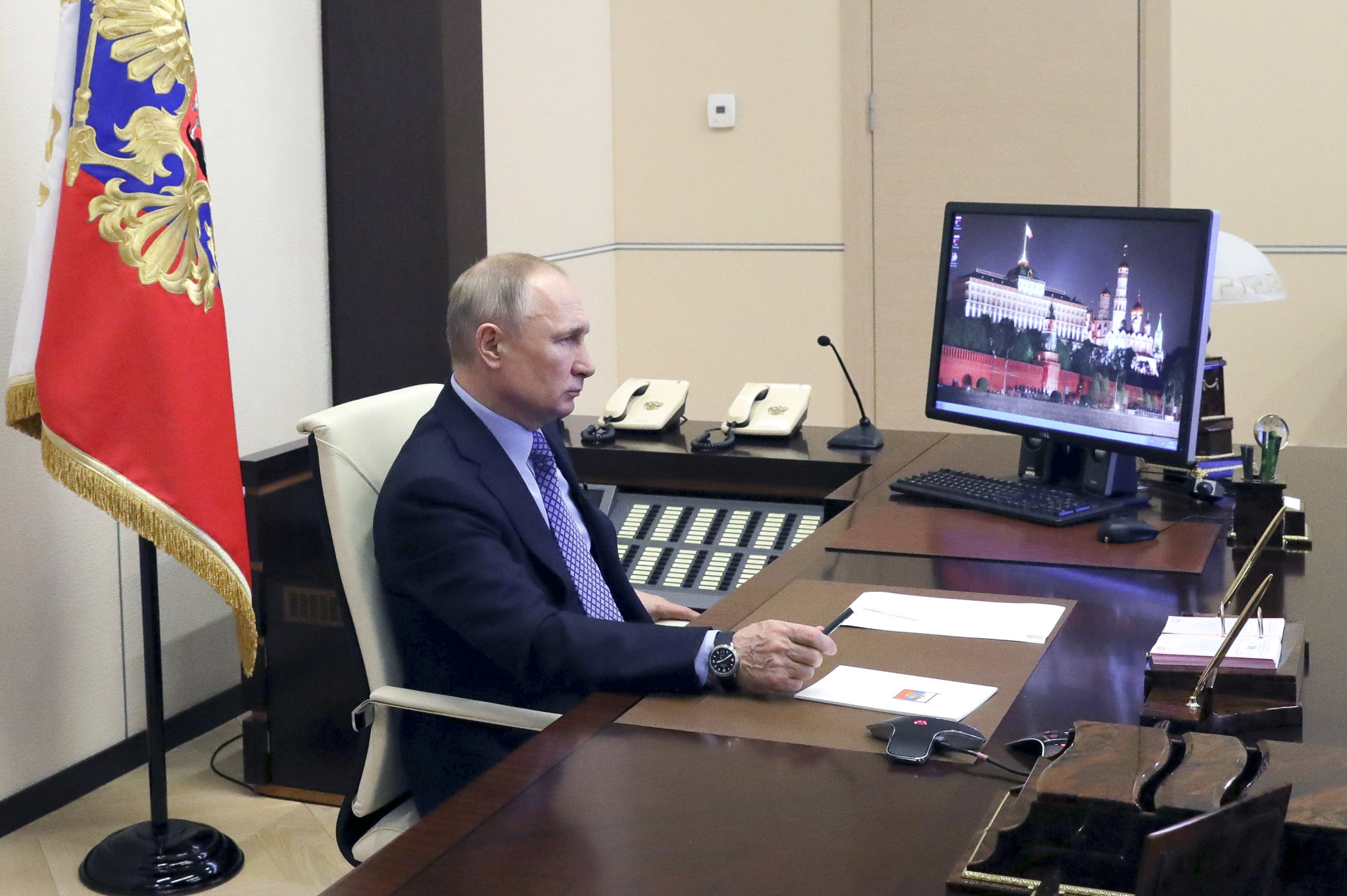 Putin má videokonferenci s gubernátory