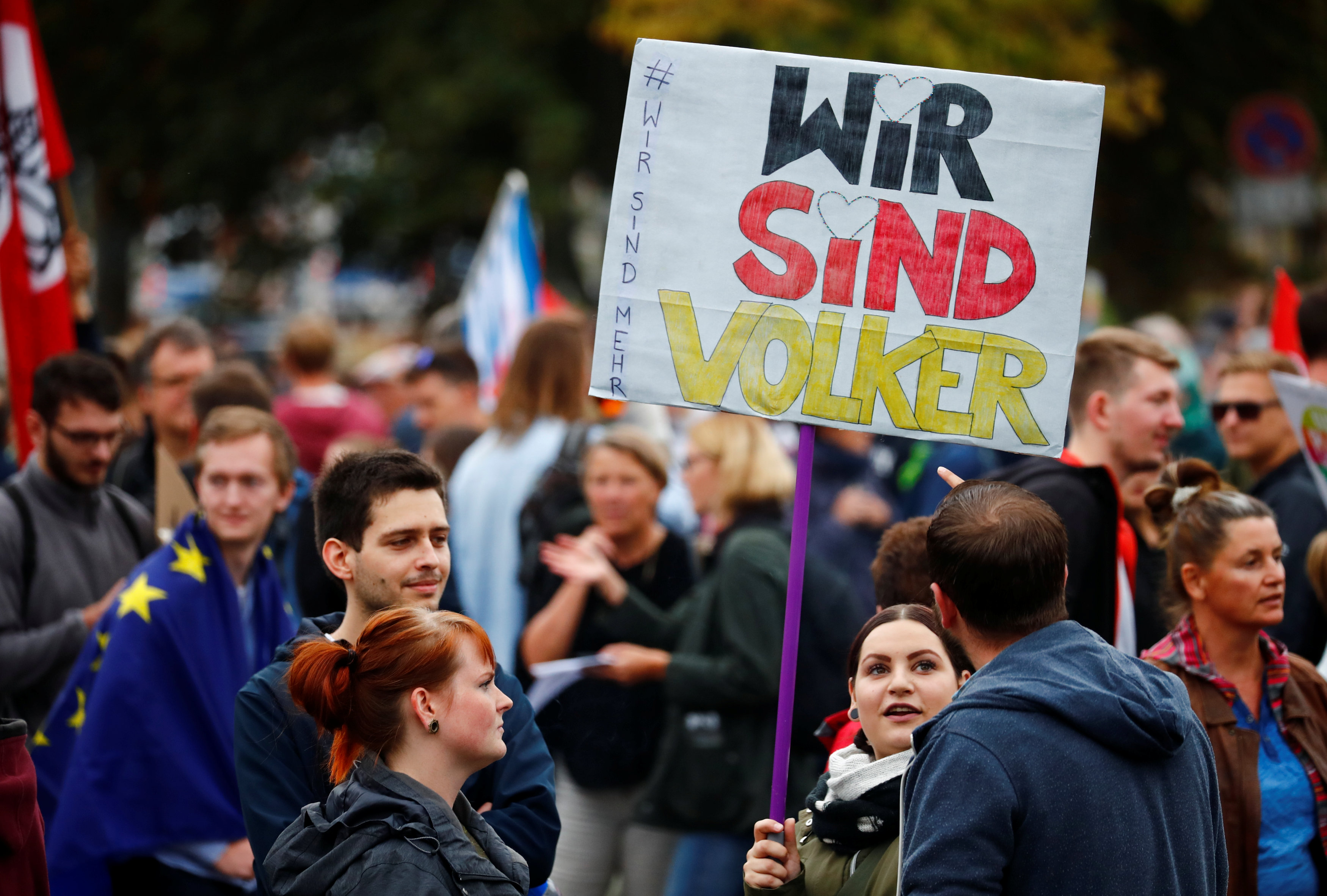Stovky demonstrantů se sešly 1. září 2018 v německém Chemnitzu (Saské Kamenici) na akci pravicového hnutí Pro Chemnitz u nejznámějšího monumentu čtvrtmilionového města - památníku Karla Marxe. Ve městě panuje vyhrocená atmosféra po vraždě pětatřicetiletého Němce s kubánskými kořeny, z níž jsou podezřelí Iráčan a Syřan.