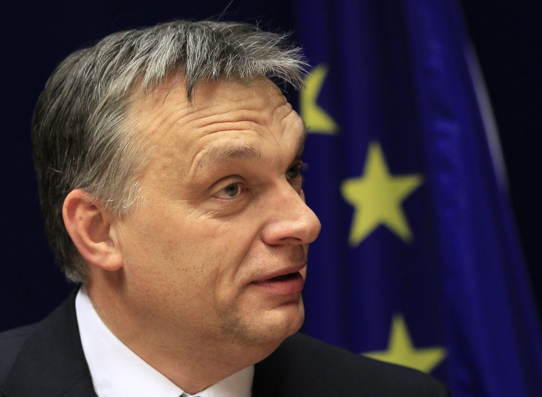 Sto miliard forintů, které přitečou do státní pokladny,může vláda Viktora Orbána použít na splnění některých svých slibů, například na zvýšení učitelských platů.