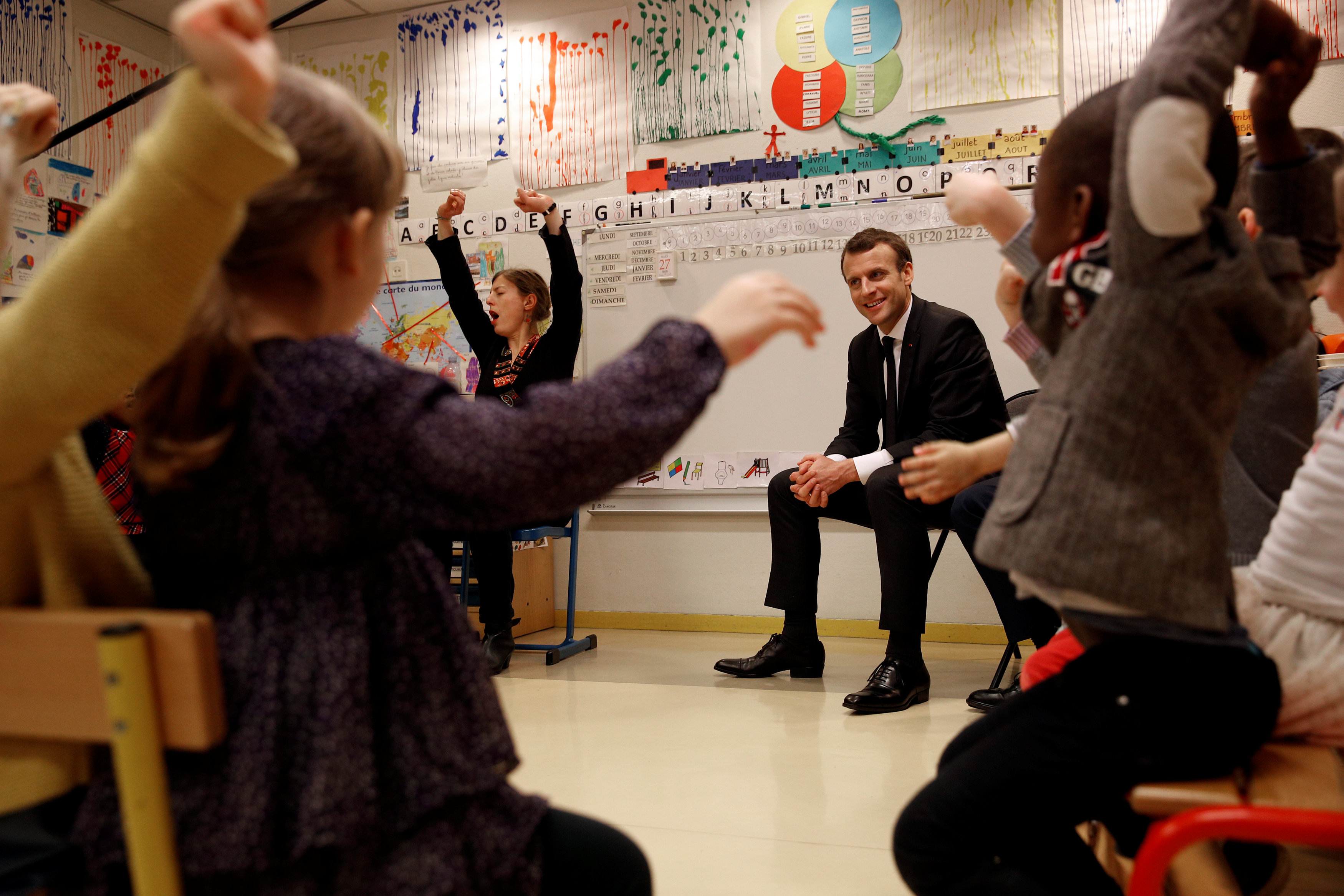 Emmanuel Macron v pařížské předškole Emelie