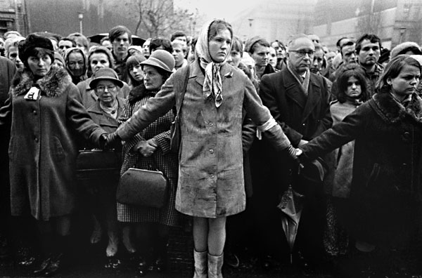 Fotografie: Když šla loď ke dnu, všichni té pochodni rozuměli. Ale k čemu nám je její světlo dnes? (Palachův pohřeb, Praha, 25. 1. 1969) - Autor: Profimedia.cz/Corbis, www.profimedia.cz