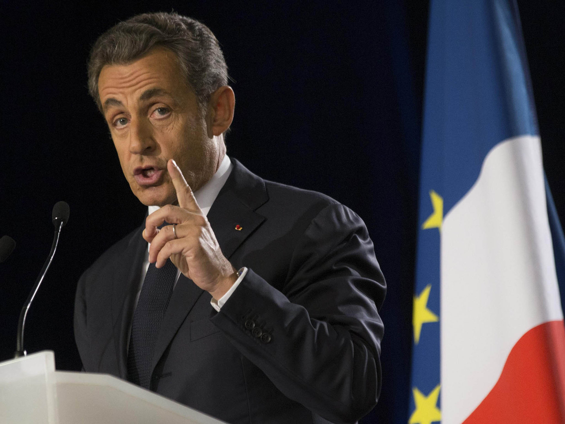Znovu v kampani. Až do konce listopadu Nicolas Sarkozy absolvuje řadu mítinků, jako tento v Paříži 7. listopadu, kde vysvětloval, že Francie potřebuje, aby se vrátil do politiky.