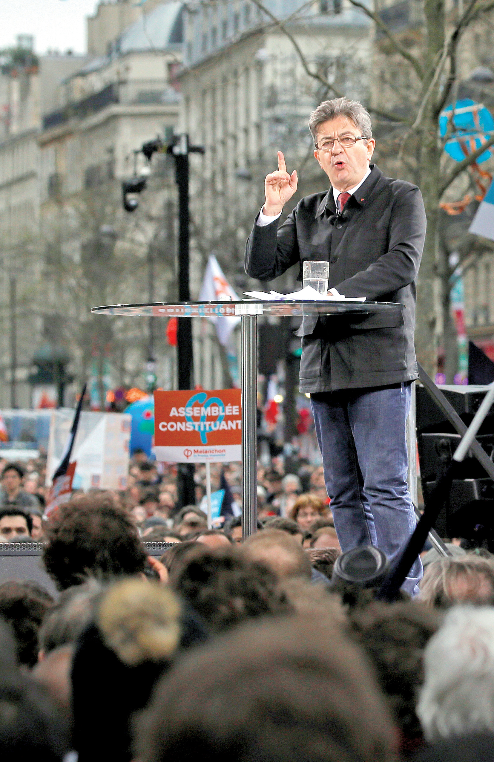 Třicet dva hodin a dolce vita u moře.
(Jean-Luc Mélenchon)