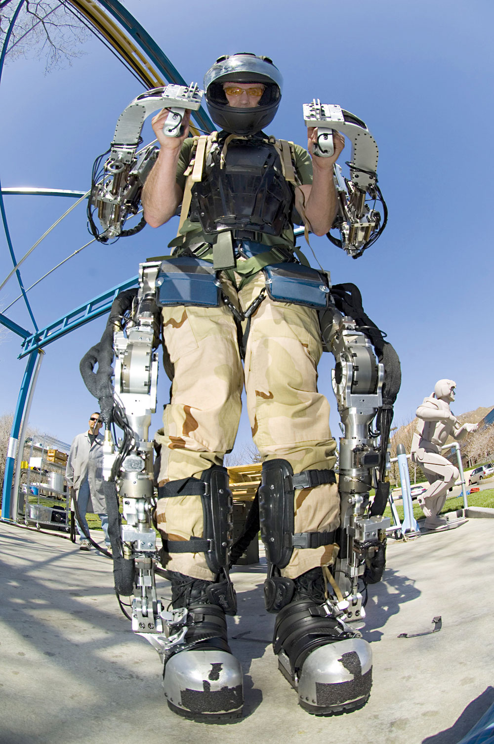 Propůjčuje nadlidskou sílu a výdrž. (Exoskelet firmy Raytheon vyvíjený v Utahu)