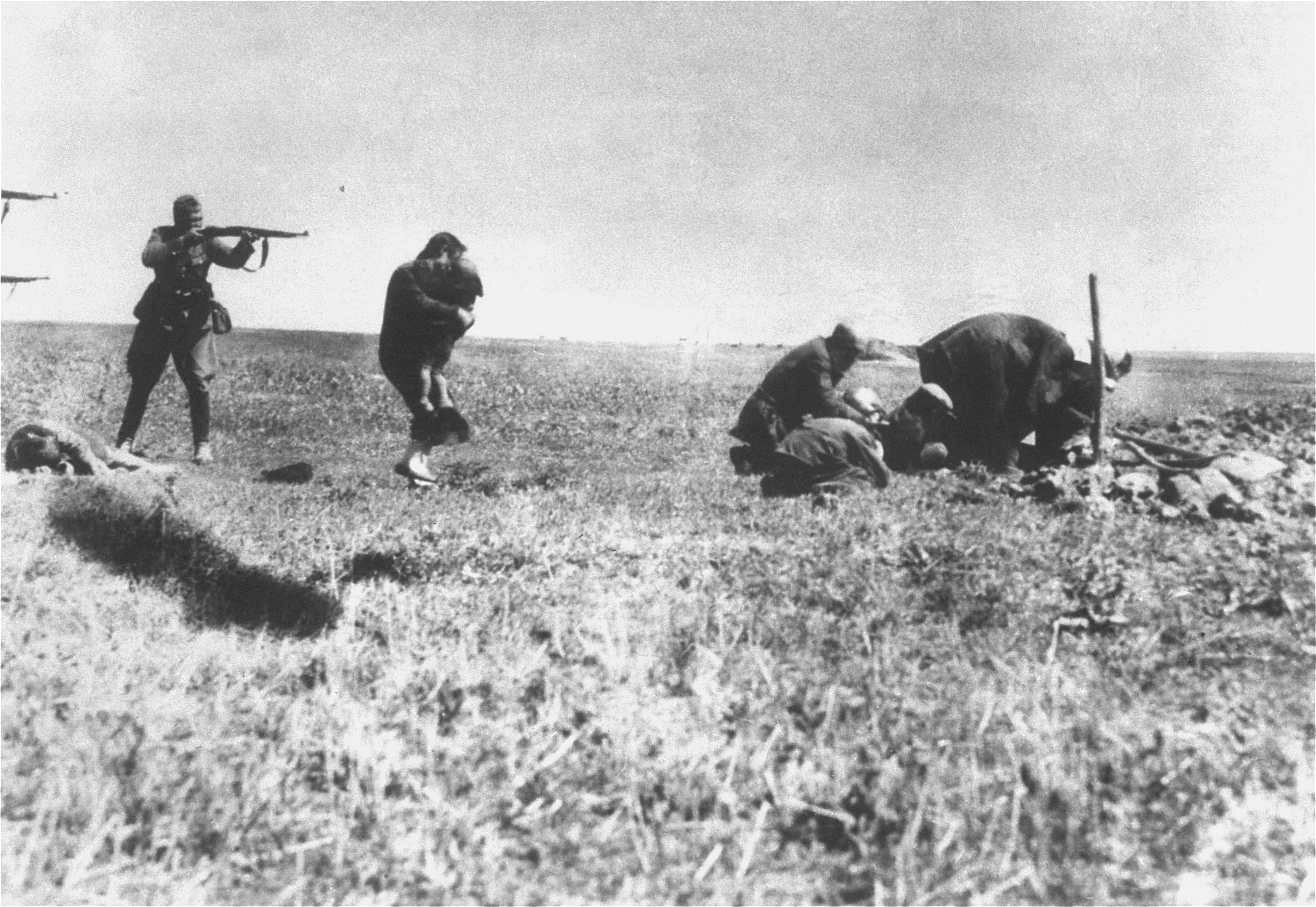 1942: Němci ze speciální vyhlazovací jednotky zabíjejí ukrajinské Židy