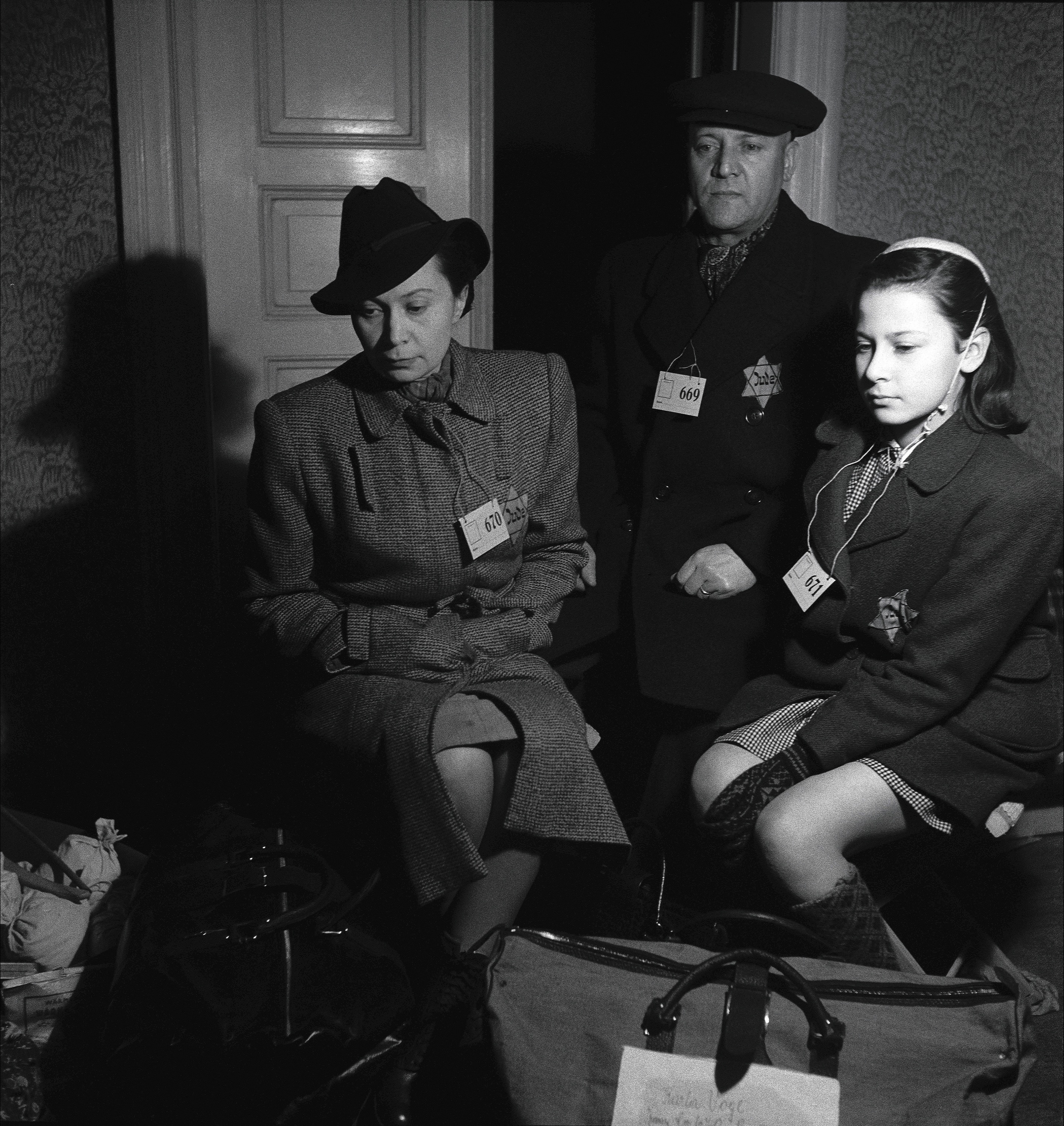 A pak to najednou
přišlo. (Vendulka se
svými rodiči pár hodin
před transportem,
březen 1943)