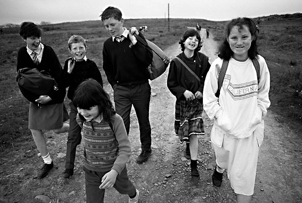 Fotografie: Ještě jako nejchudší z bohatých: takhle začala jejich pouť. (Děti jdou ze školy na irském venkově, 1991) - Autor: Profimedia.cz/Corbis, www.profimedia.cz
