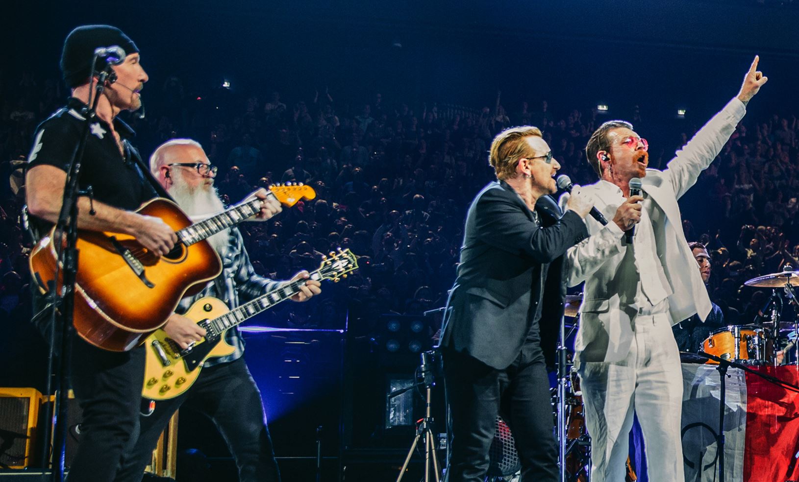 Památku lidí zabitých teroristy v Paříži si připomněly skupiny U2 a  The Eagles of Death Metal