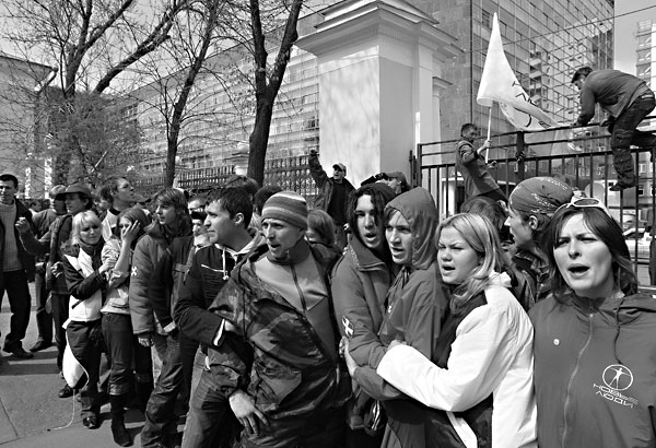 Fotografie: Vděčnost za osvobození si vynutíme. (Demonstranti před estonskou ambasádou, Moskva, 2. květen) - Autor: Globe Media/Reuters