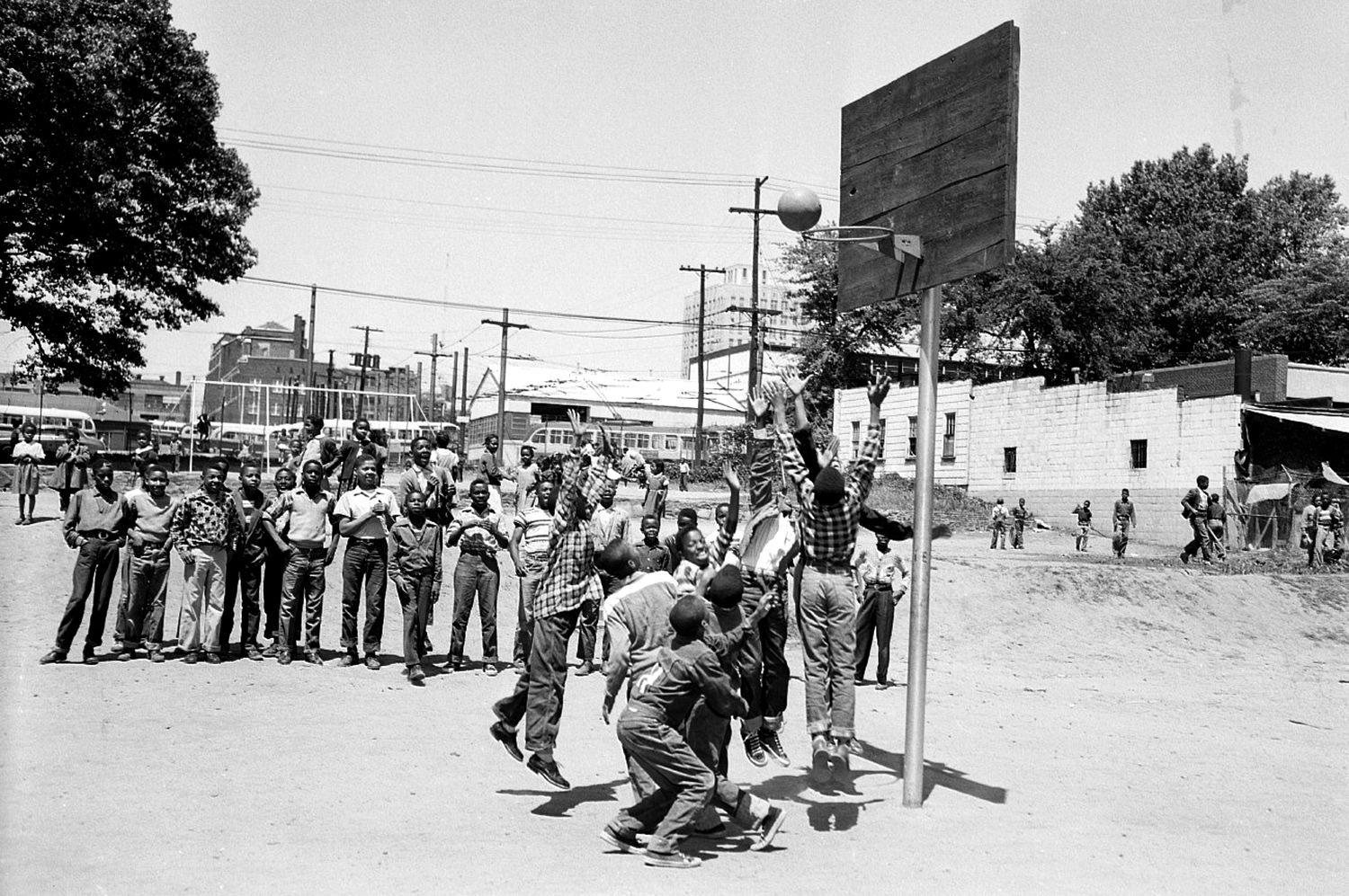1954: rozhodnutí Nejvyššího soudu ve sporu Brown vs Board of Education; formální ukončení segregace ve školách
