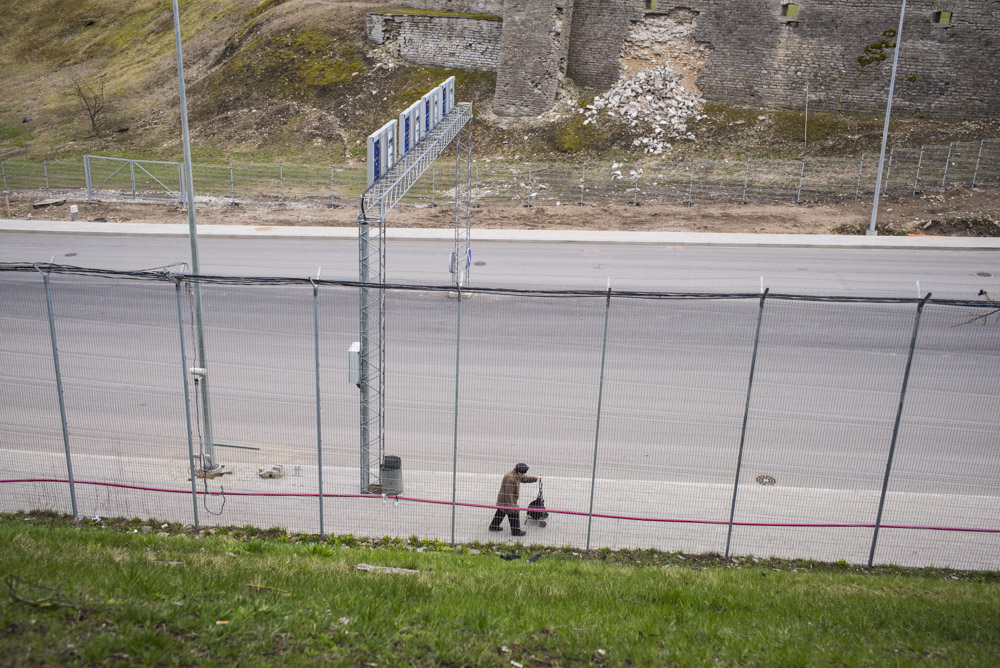 Oplocená cesta k hraničnímu přechodu do Estonska, Narva, Estonsko, duben, 2015