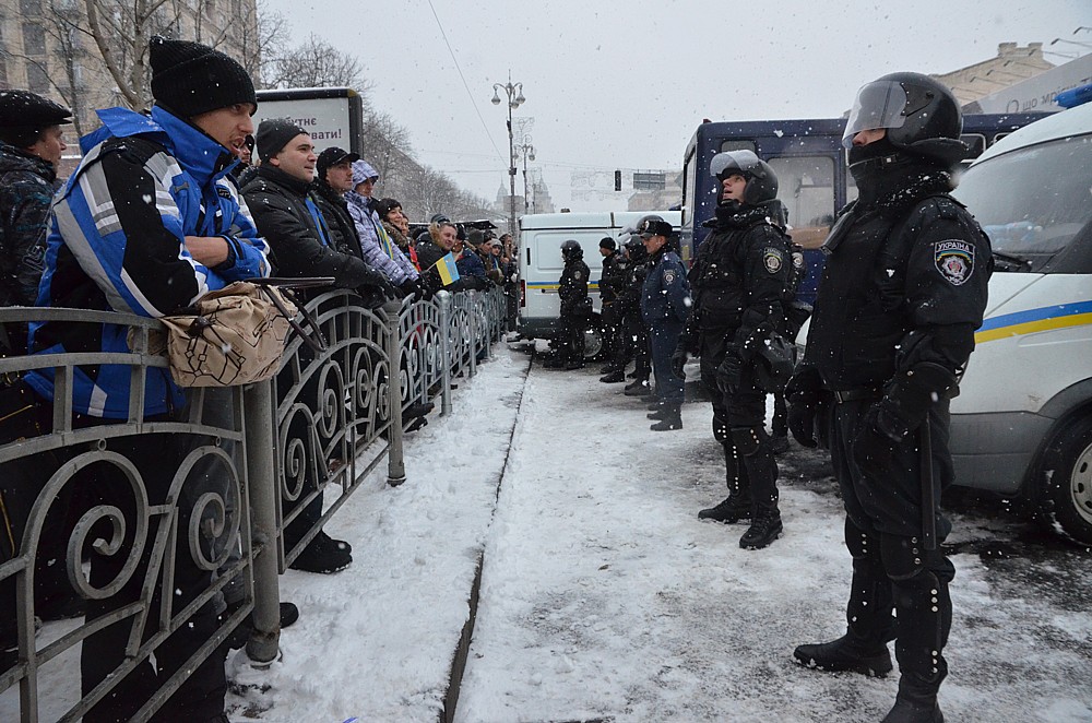 Policejní jednotky jsou rozmístěny kolem celého náměstí Majdan nezaležnosti.