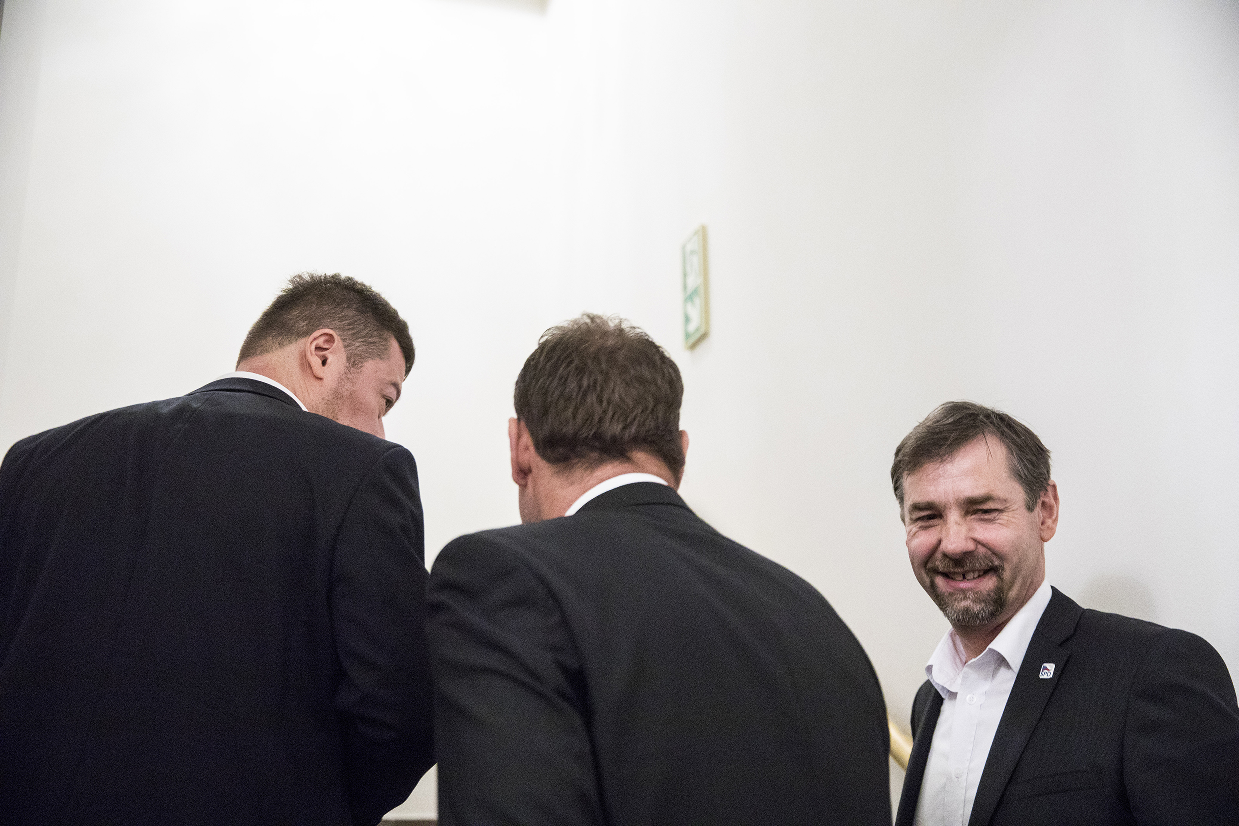 Mažou se mu volání v mobilu. (Radek Koten z SPD, zepředu)