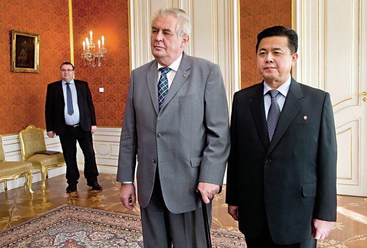 Prezident republiky Miloš Zeman převzal 29. ledna na Pražském hradě pověřovací listinu nového mimořádného a zplnomocněného velvyslance Korejské lidově demokratické republiky Kim Pchjong-ila (vpravo).-