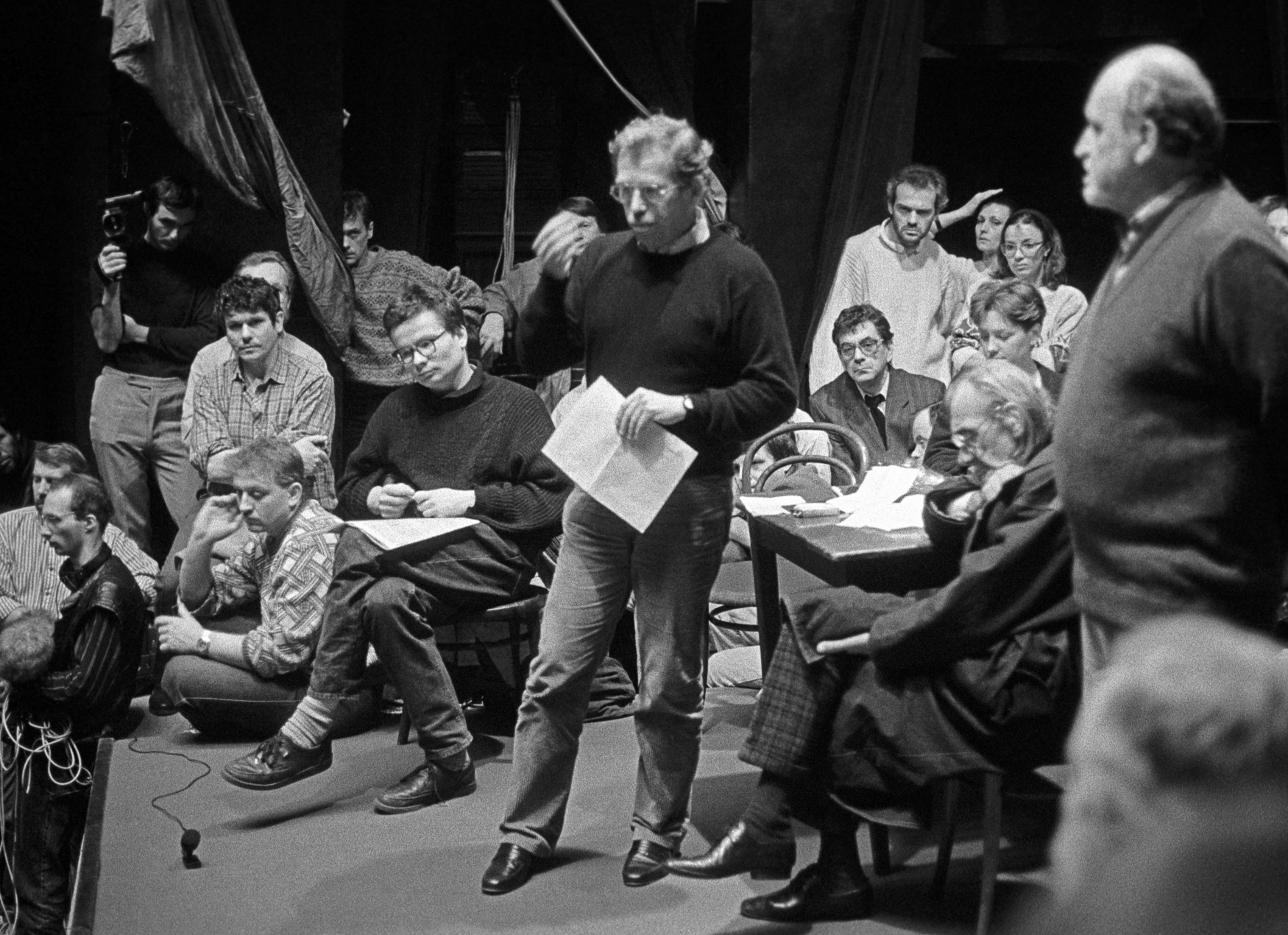 Václav Havel (stojící uprostřed) při projevu v Činoherním klubu. Zleva (na židlích) Václav Malý a Alexandr Vondra, zprava filosof Radim Palouš (stojící) a herci Josef Kemr a Petr Čepek.