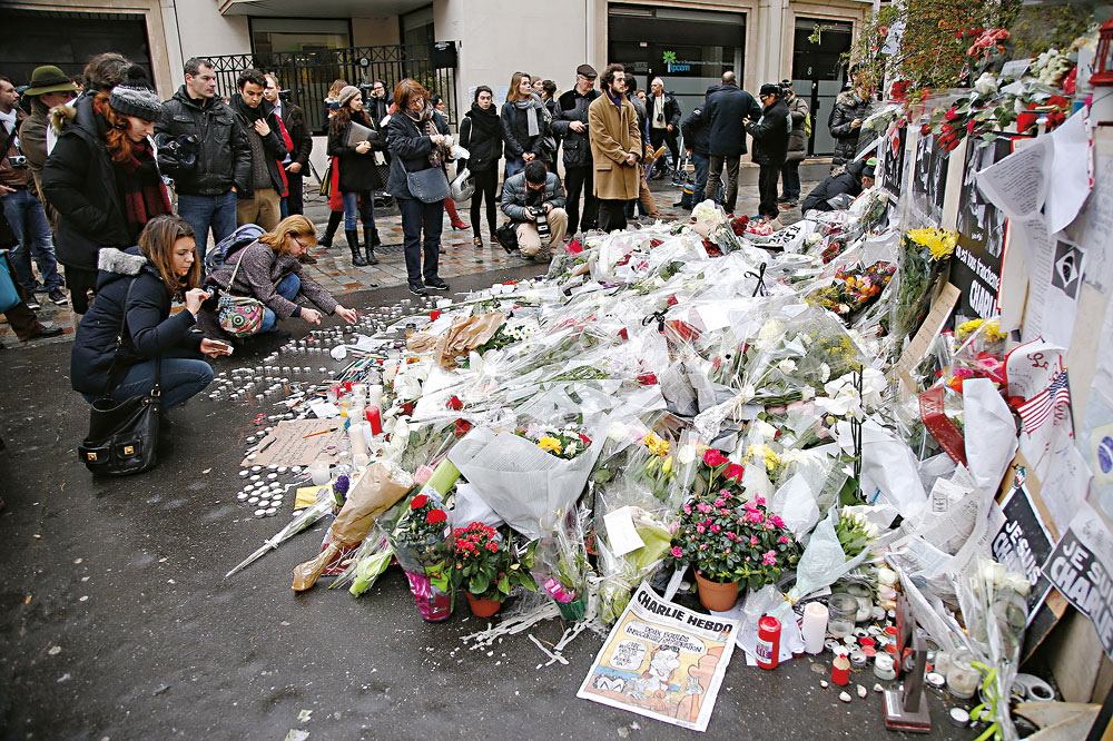 Vlna solidarity před redakcí Charlie Hebdo