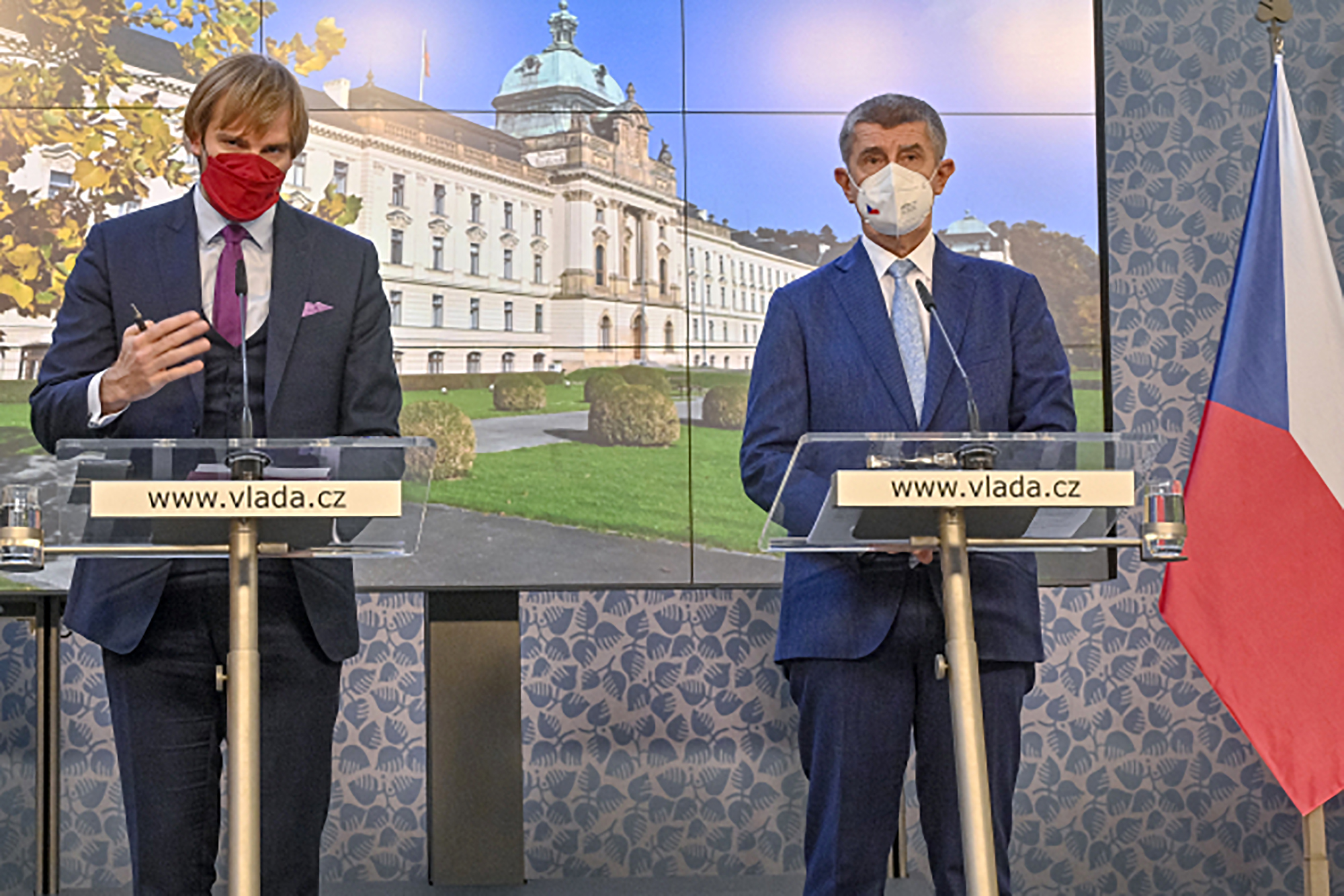 Ministr zdravotnictví Adam Vojtěch (vlevo) a premiér Andrej Babiš na na tiskové konferenci po mimořádné schůzi vlády v demisi