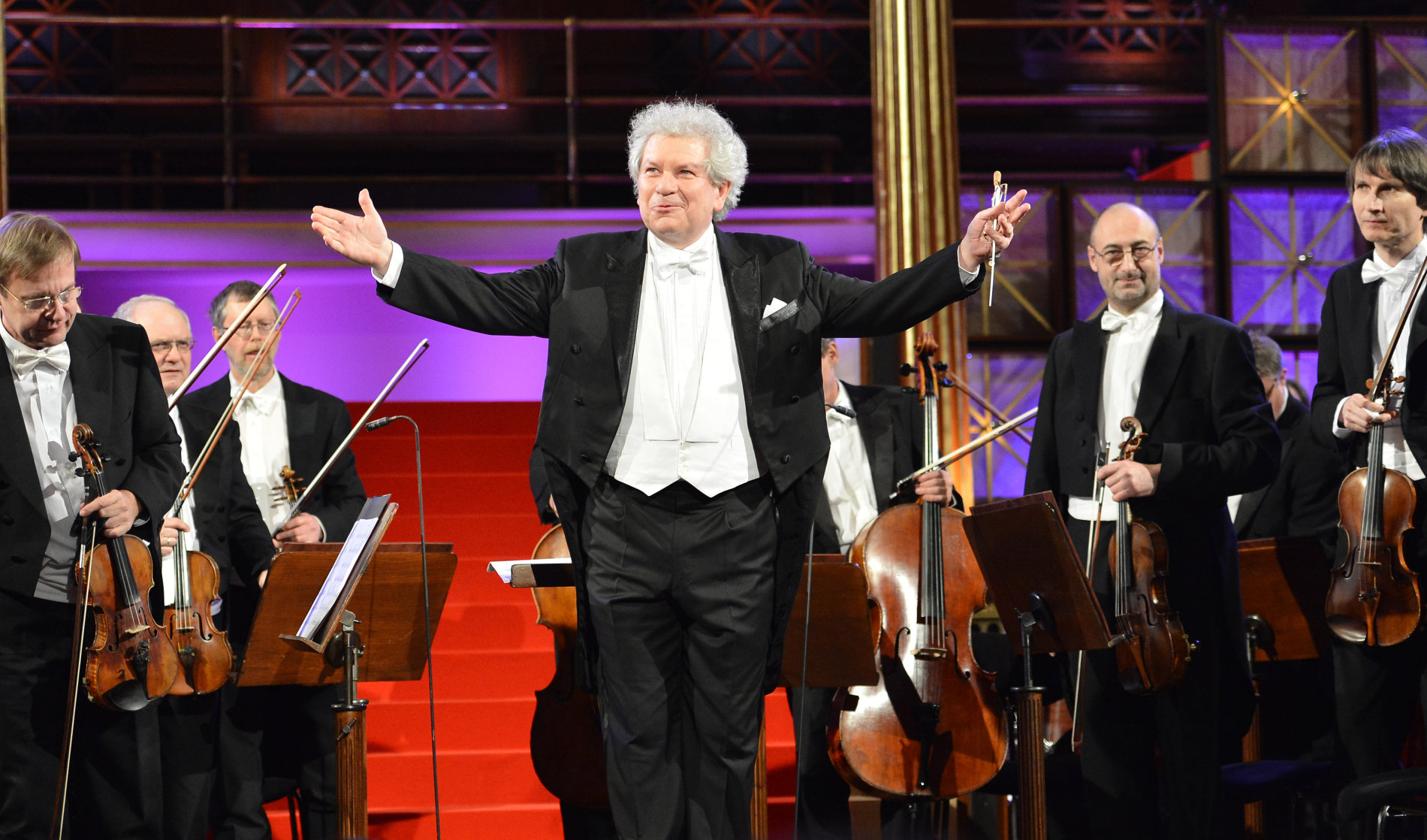 Česká filharmonie pod vedením Jiřího Bělobrádka na předávání Českých lvů.