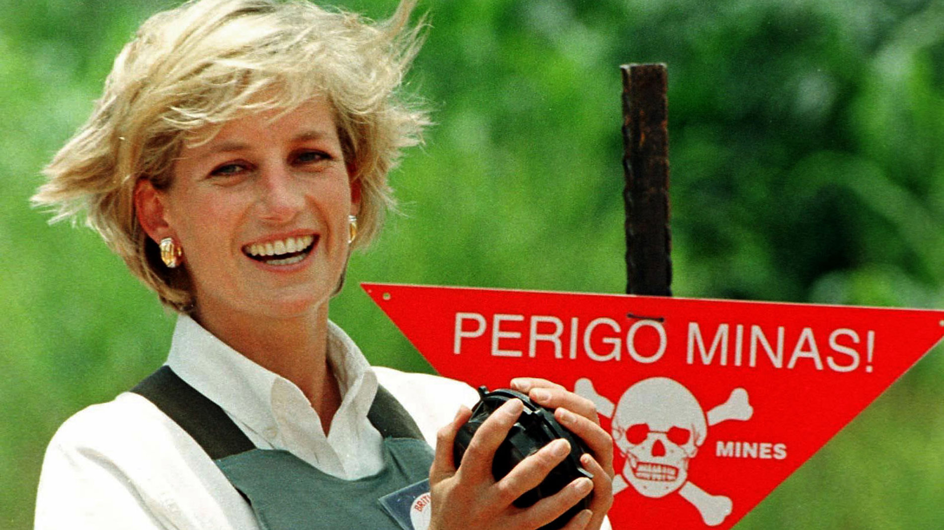 I díky úsilí princezny Diany byla v roce 1997 uzavřena tazvaná Ottawská konvence, která zakazuje používání nášlapných min. Na snímku Diana při návštěvě Angoly.