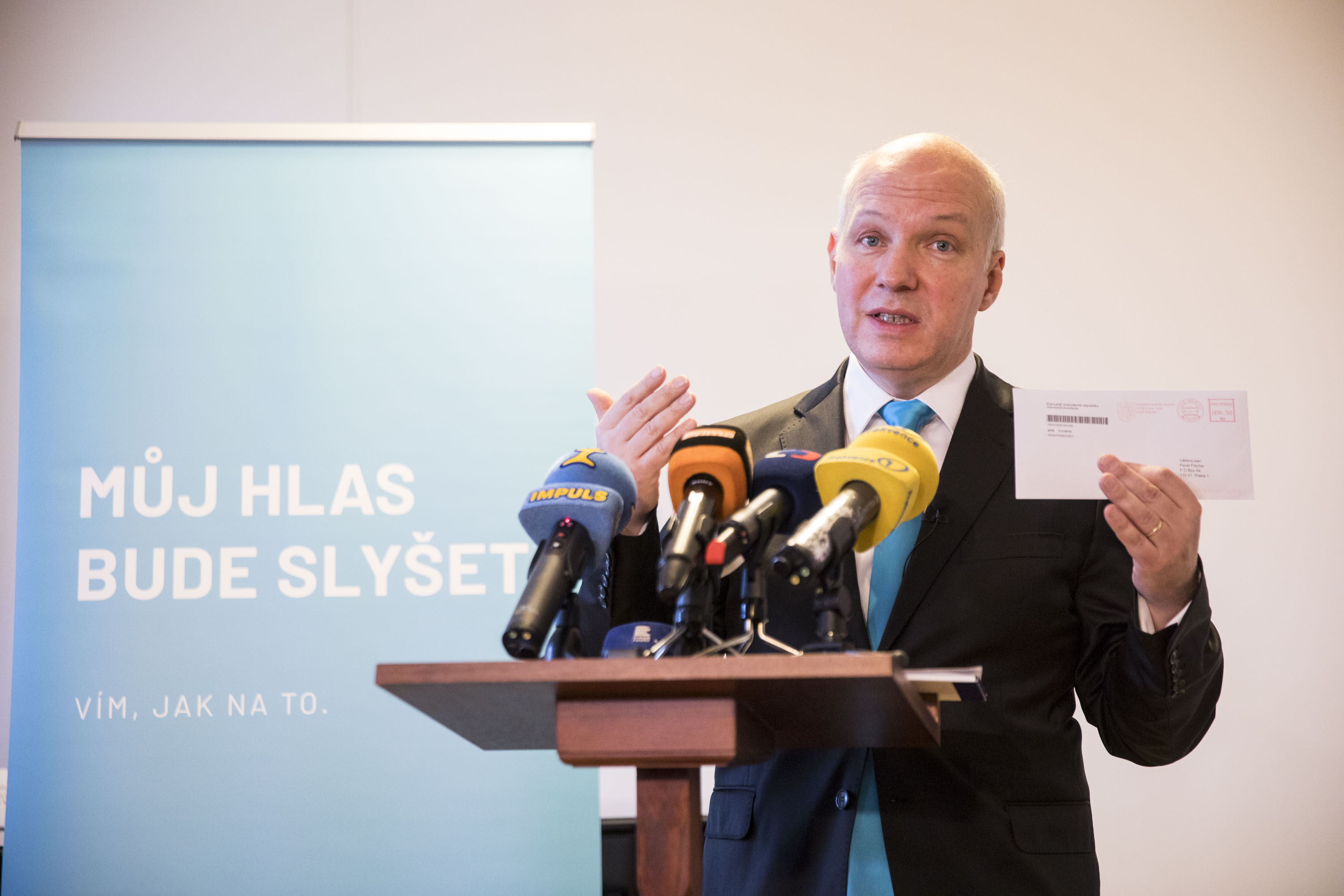 Pavel Fischer otevřel na tiskové konferenci dopis z hradu. 9.1. 2018