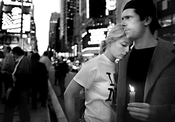 Musíme si pomáhat. Geny to tak chtějí. (New York, září 2001) Foto: Profimedia.cz / Corbis