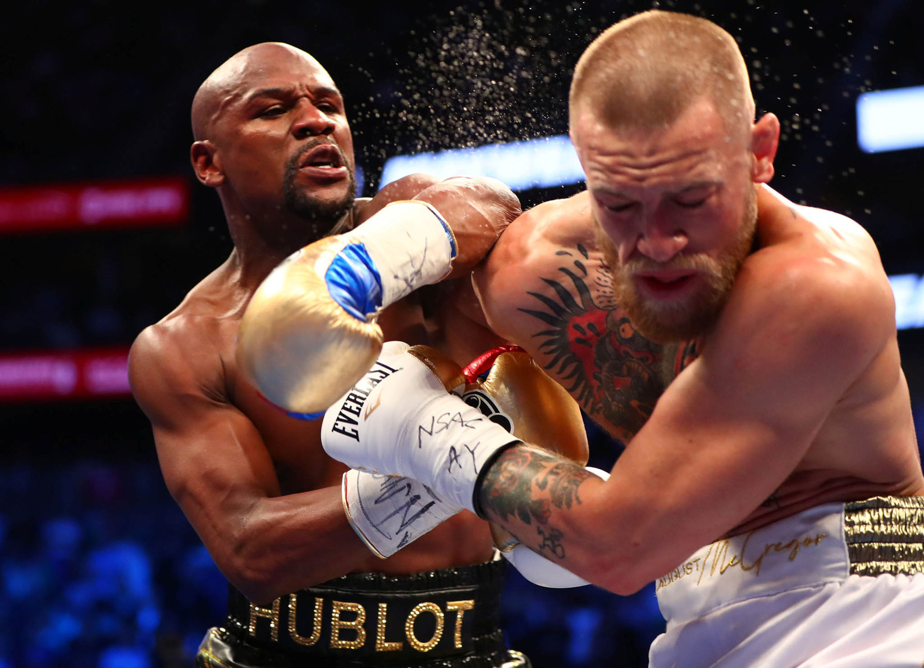 Boxer Floyd Mayweather (vlevo) porazil v exhibičním zápase zápasníka MMA Connora McGregora