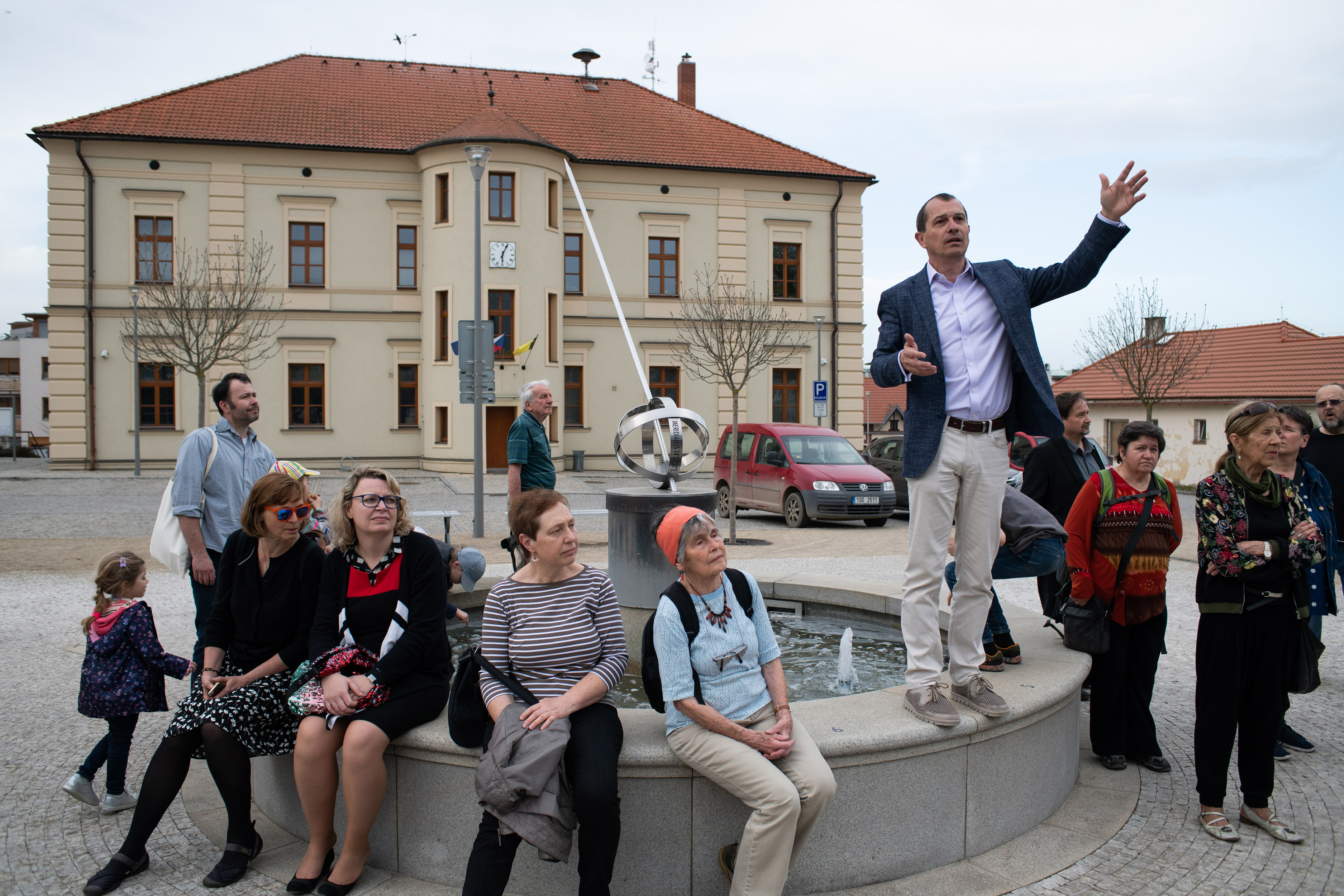 Starosta Dolních Břežan Věslav Michalik před obecním úřadem