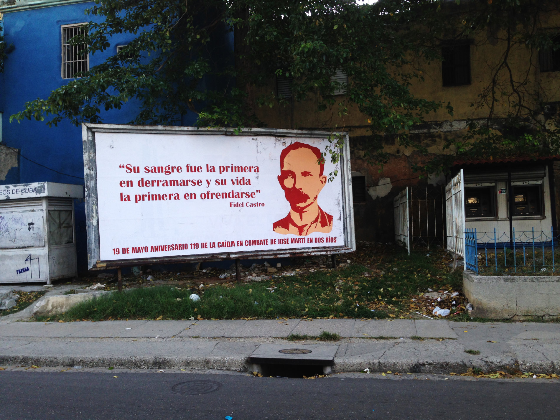 "Jeho krev byla prolita jako první a jeho život byl první obětován." Fidel Castro