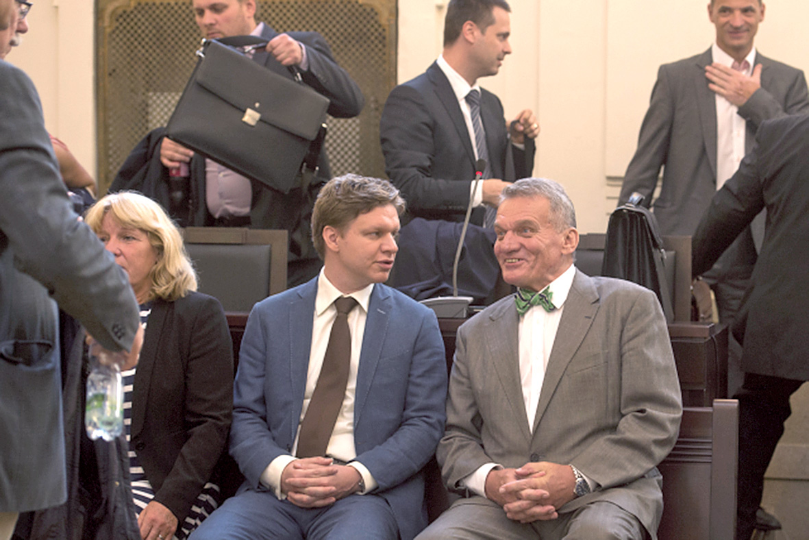 Bývalí pražští primátoři Bohuslav Svoboda a Tomáš Hudeček u Městského soudu v Praze.
