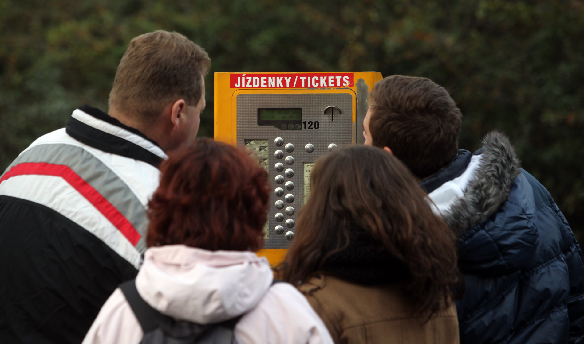 Nákup jízdenek v pražském metru.