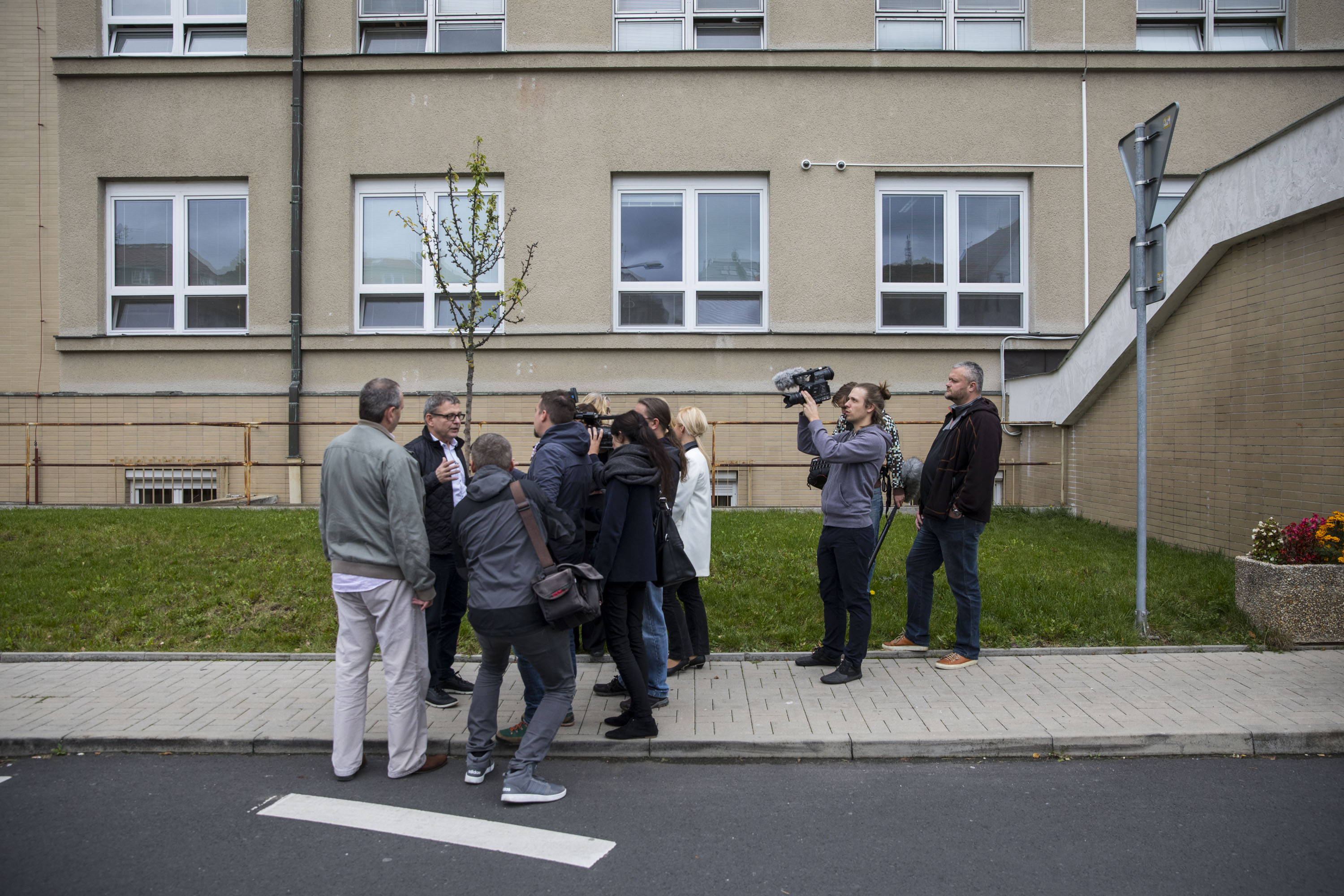 V karlovarské nemocnici pohovořil s novimáři před setkáním s odboráři.
