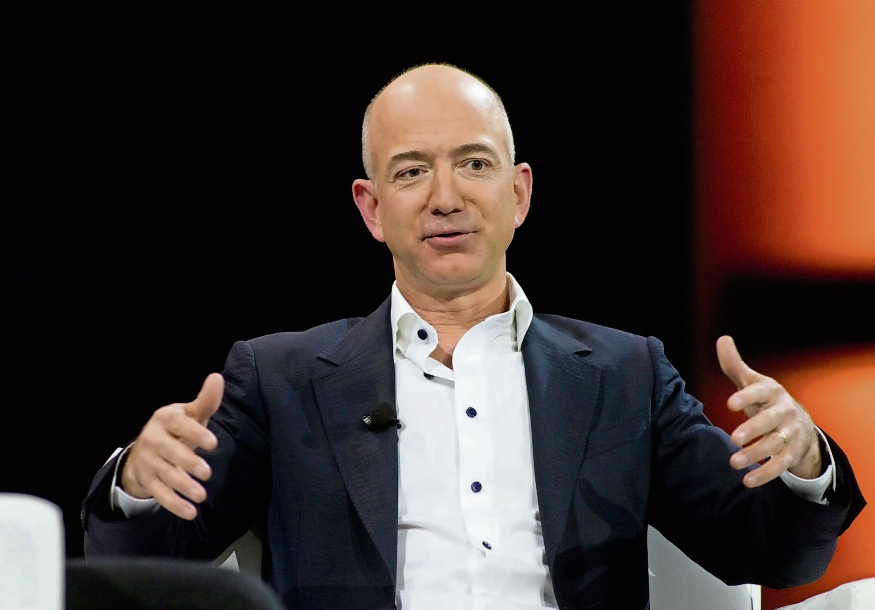 Papír skončí. "Za dvacet let tady papírové noviny nebudou. Bude normální, že v každé domácnosti bude více než jeden tablet," říká Jeff Bezos.