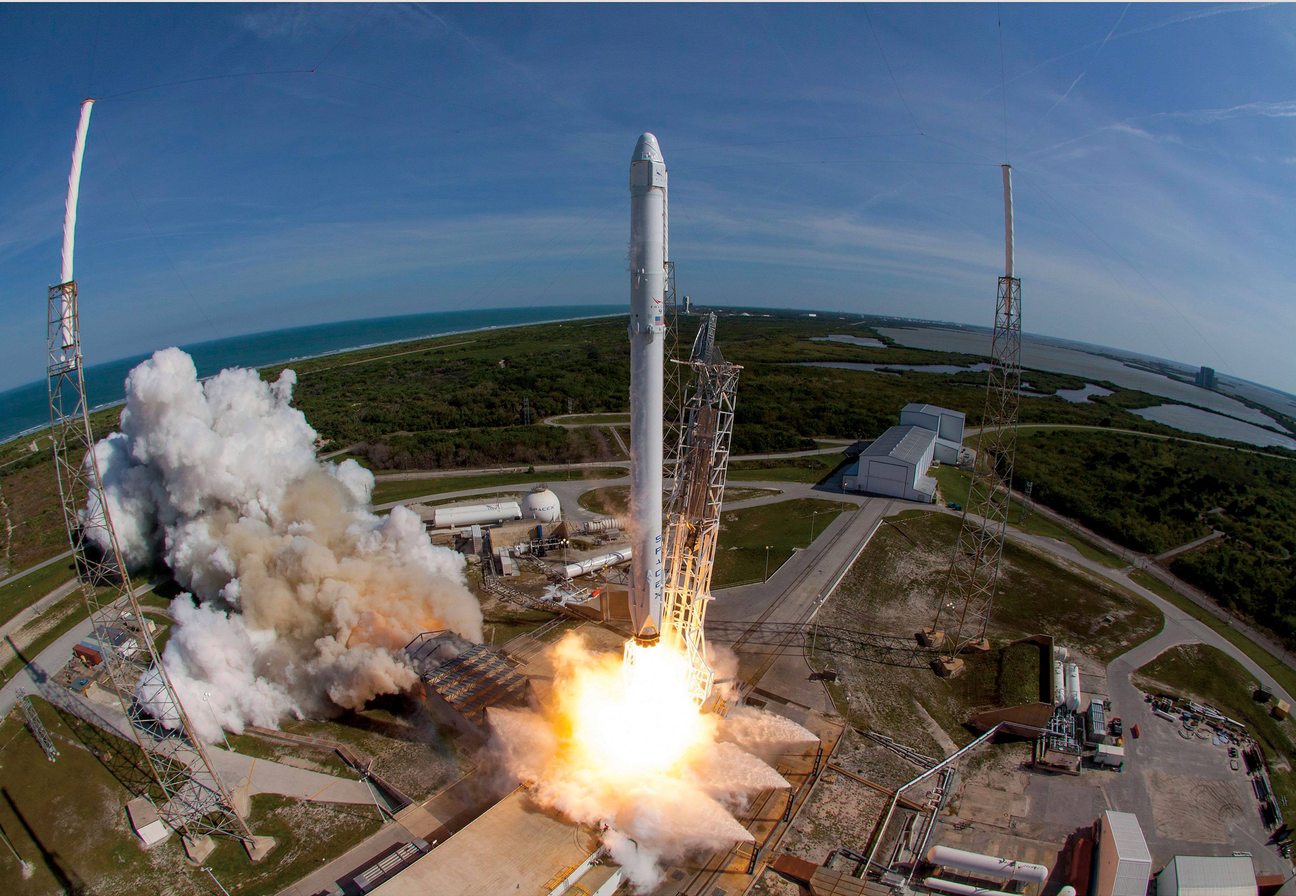 Raketa Falcon 9 s kosmickou lodí Dragon odstartovala z mysu Canaveral na Floridě 8.
dubna. Téhož dne přistál první stupeň rakety na plošině v Atlantském
oceánu. Podnikatel
Elon Musk tak mohl slavit historicky první úspěšné přistání rakety na hladině moře.
