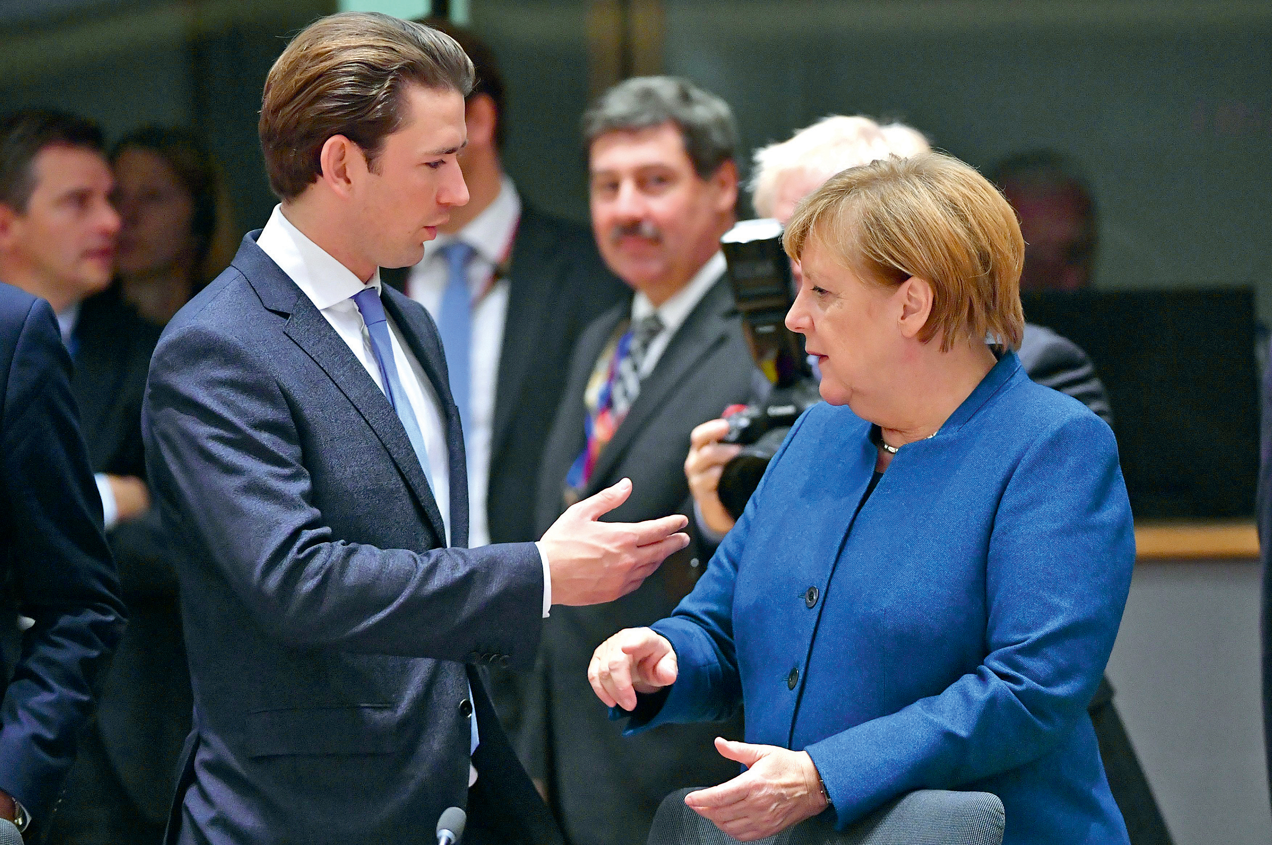 Vítat, či nevítat, toť otázka. (S rivalkou Angelou Merkel na summitu EU)