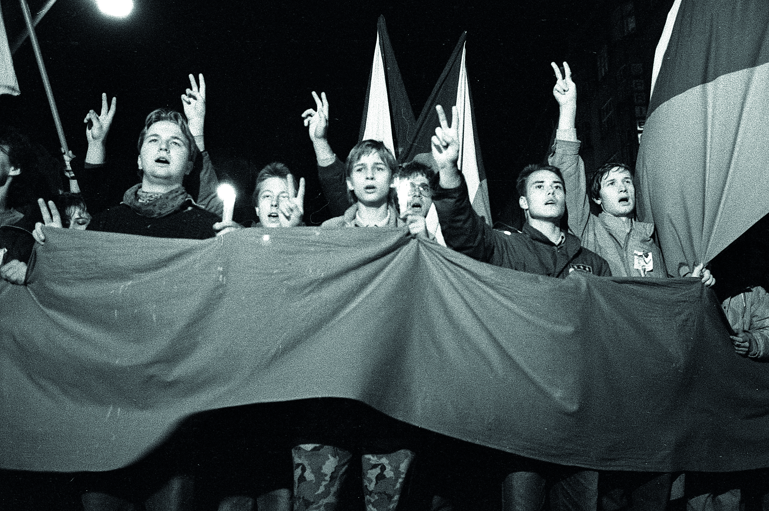 Tady ještě opojení, následovat bude laskavost porevolučních časů. A přijde také zasloužená kocovina. (17. listopad 1989 na Národní třídě)