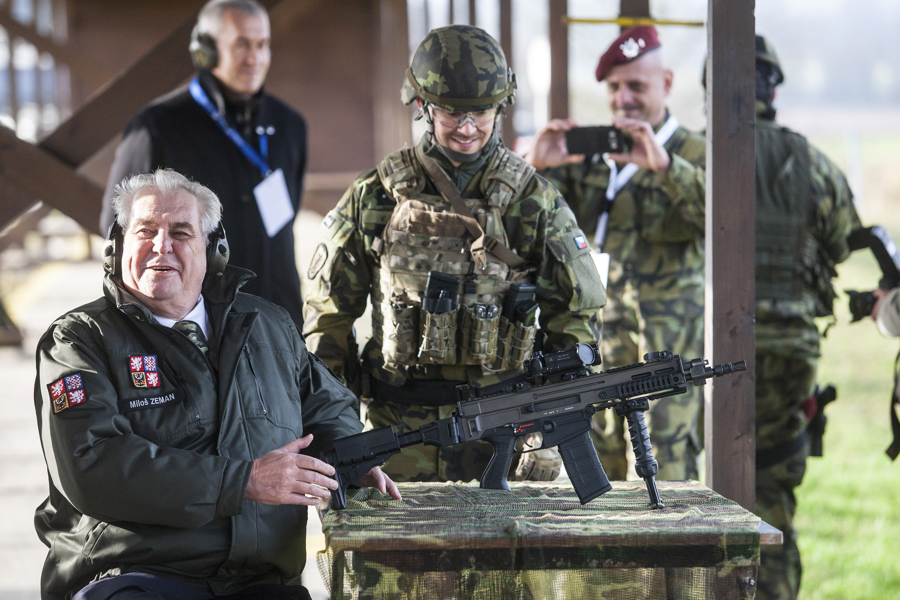 Miloš Zeman na střelnici, listopad, 2016