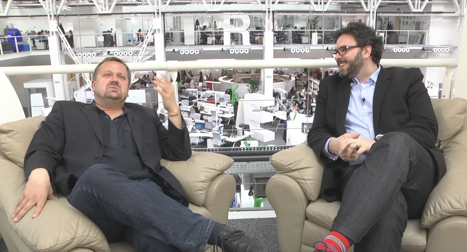 Komentátor HN Petr Fischer (vlevo) a šéfredaktor týdeníku Respekt Erik Tabery