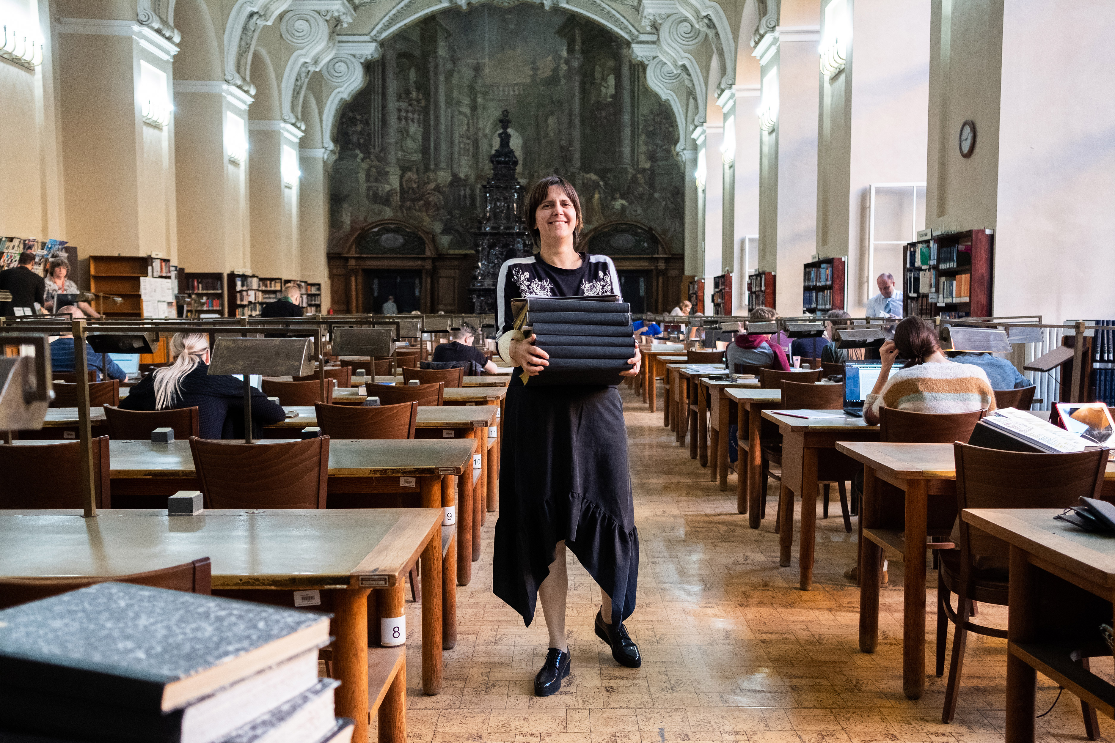 Karolina Vránková s časopisy z 80. let, Klementinum, listopad 2018