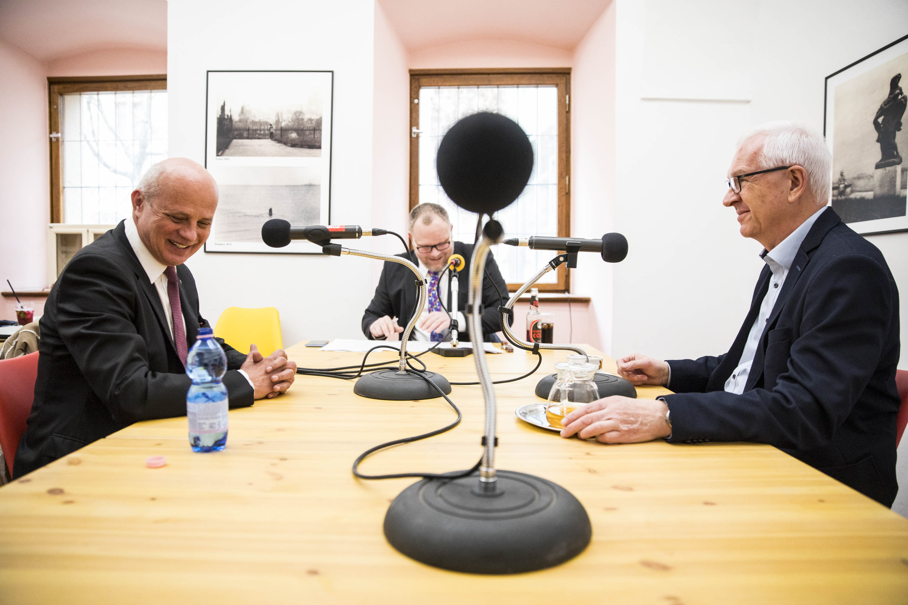 Michal Horáček a Jiří Drahoš během debaty na Radiu 1 moderované Jeronýmem Janíčkem v Cafe Neustadt. 5.1.2018