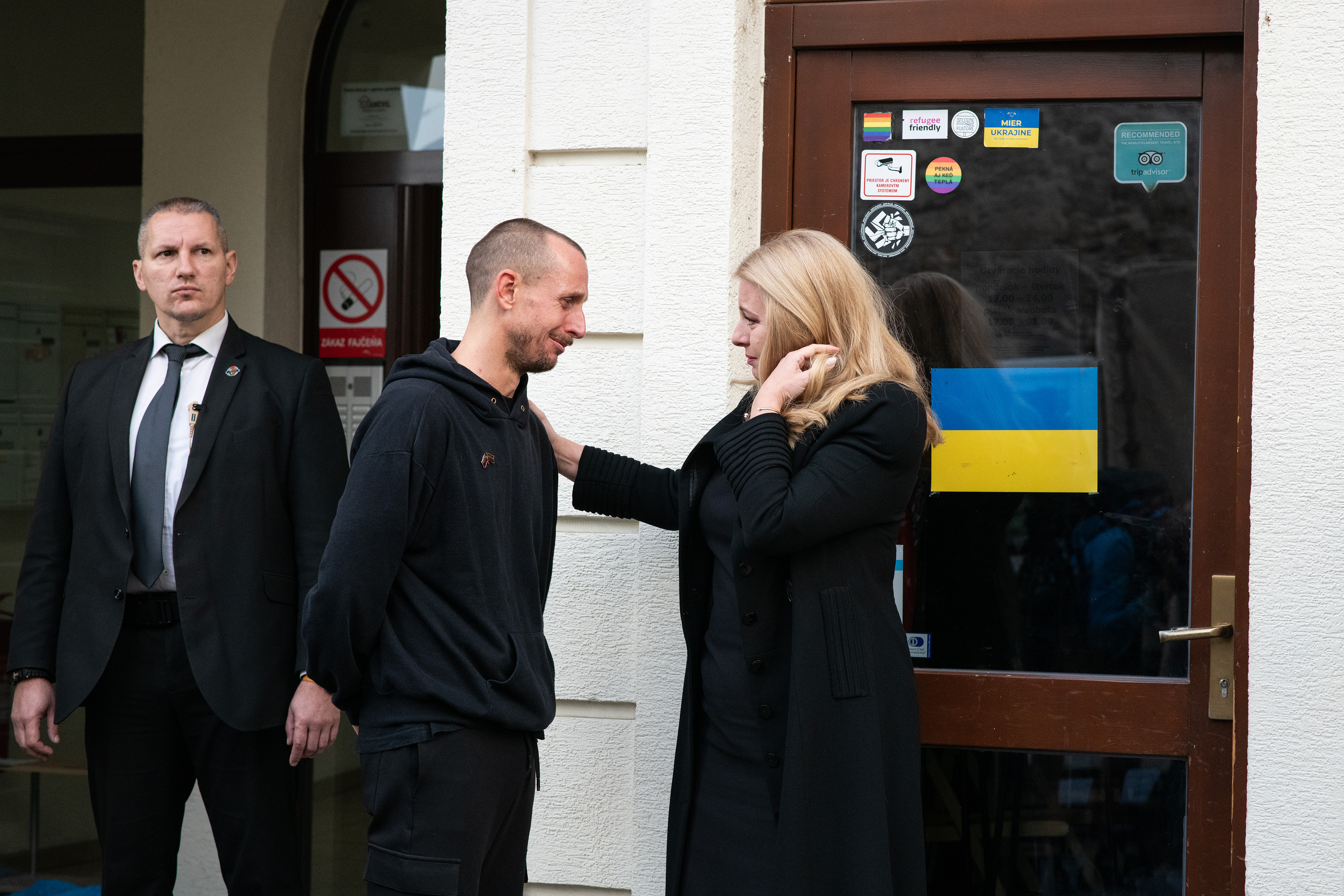 Říkala to pořád,
že i slova jsou zbraň. (Zuzana Čaputová s majitelem kavárny Tepláreň)
