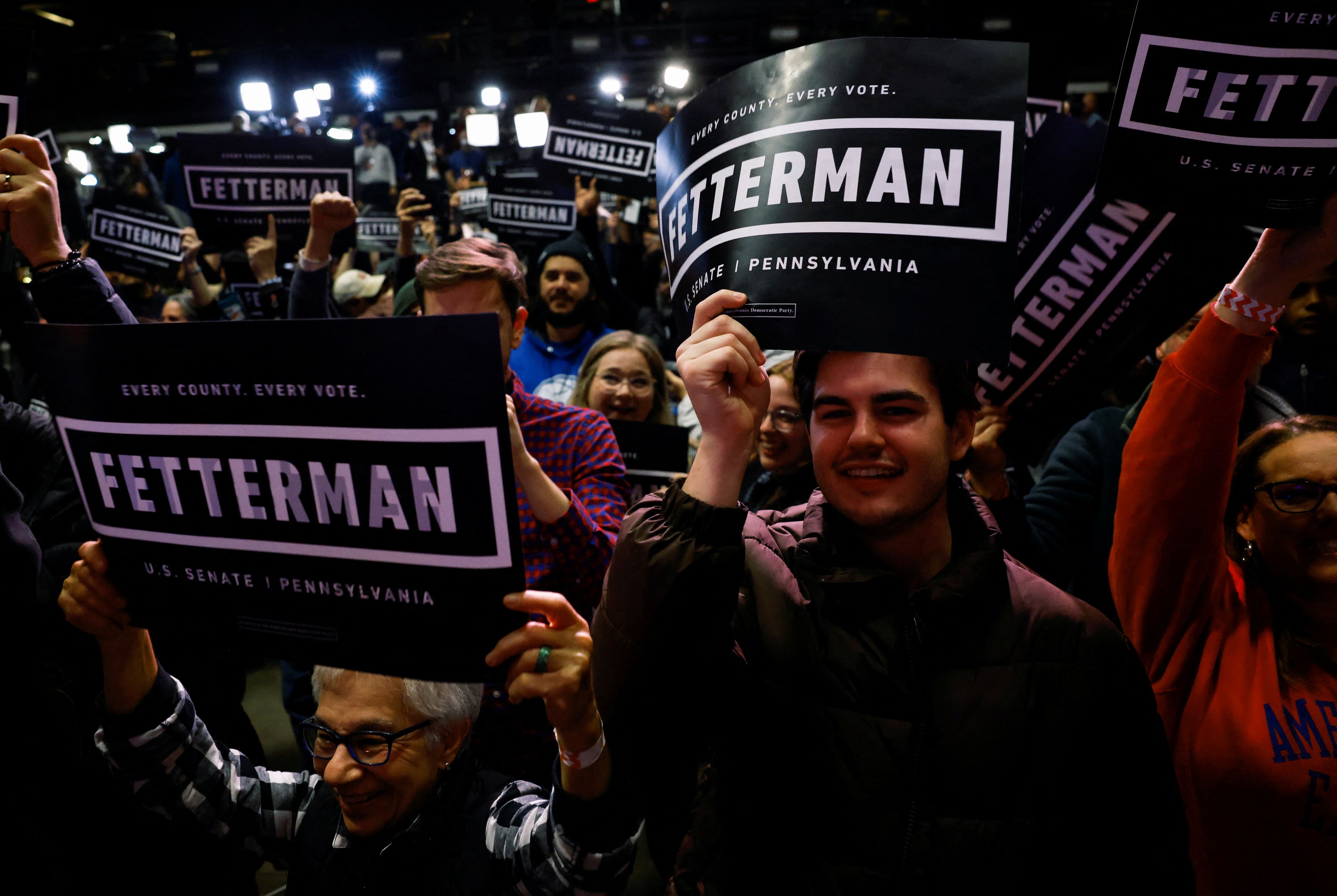 Demokrat John Fetterman byl zvolen do Senátu za Pensylvánii. V souboji v klíčovém státě porazil republikána Mehmeta Oze, kterého podpořil exprezident Trump