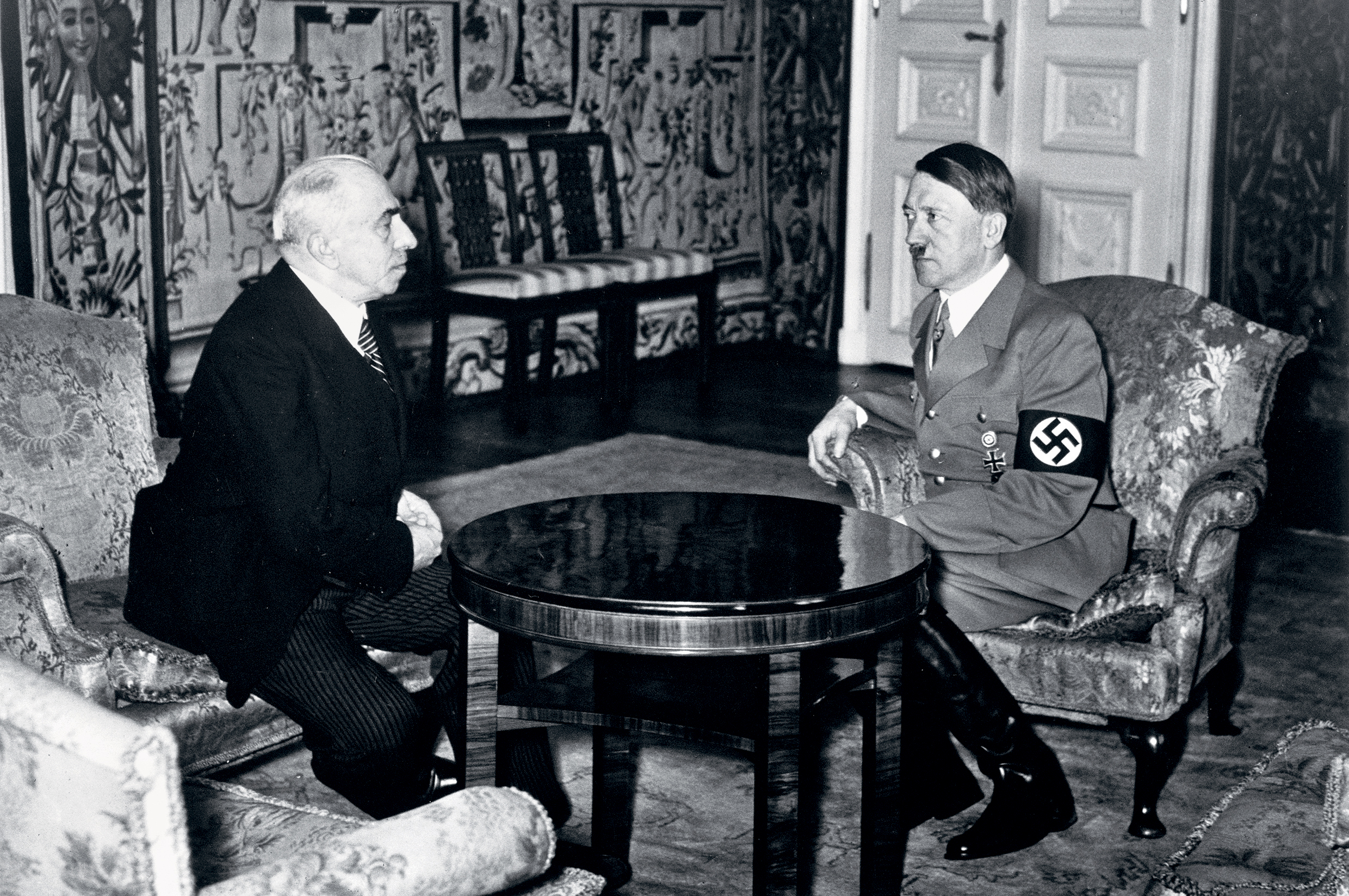 Adolf Hitler s Emilem Háchou na Hradě, 16. března 1939; ilustrační foto