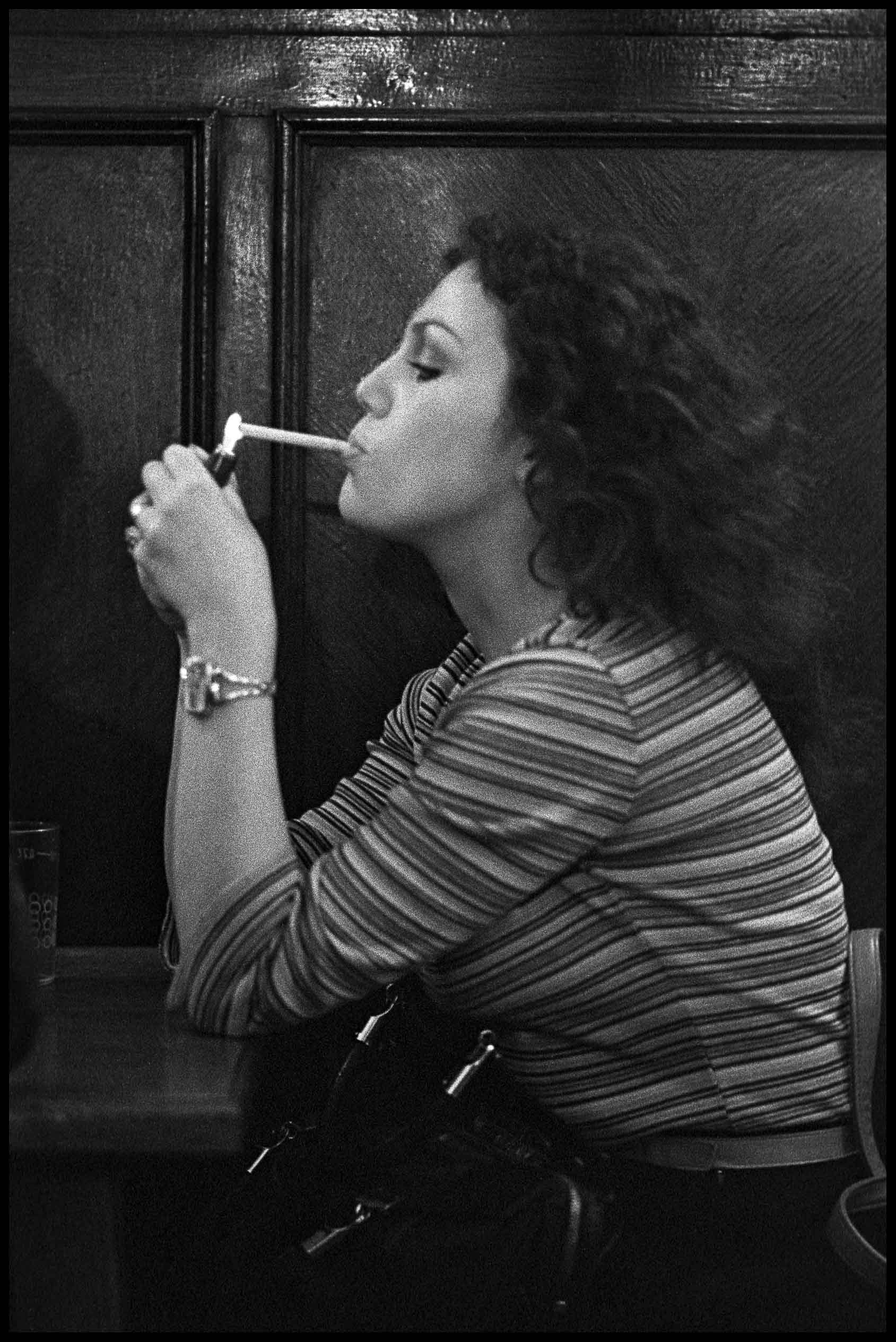 Další z galerie krásných slečen, Jarka Sobotková, která to měla kousek z nedalekého nakladatelství. Pro mě za 1, až na tu cigaretu, která ji ale náramně slušela.