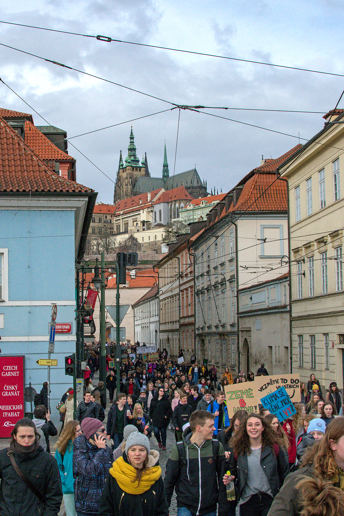 Vymotání se z uliček historického centra, příliš úzkých na tak velký průvod, na volnější prostranství pražského Klárova.