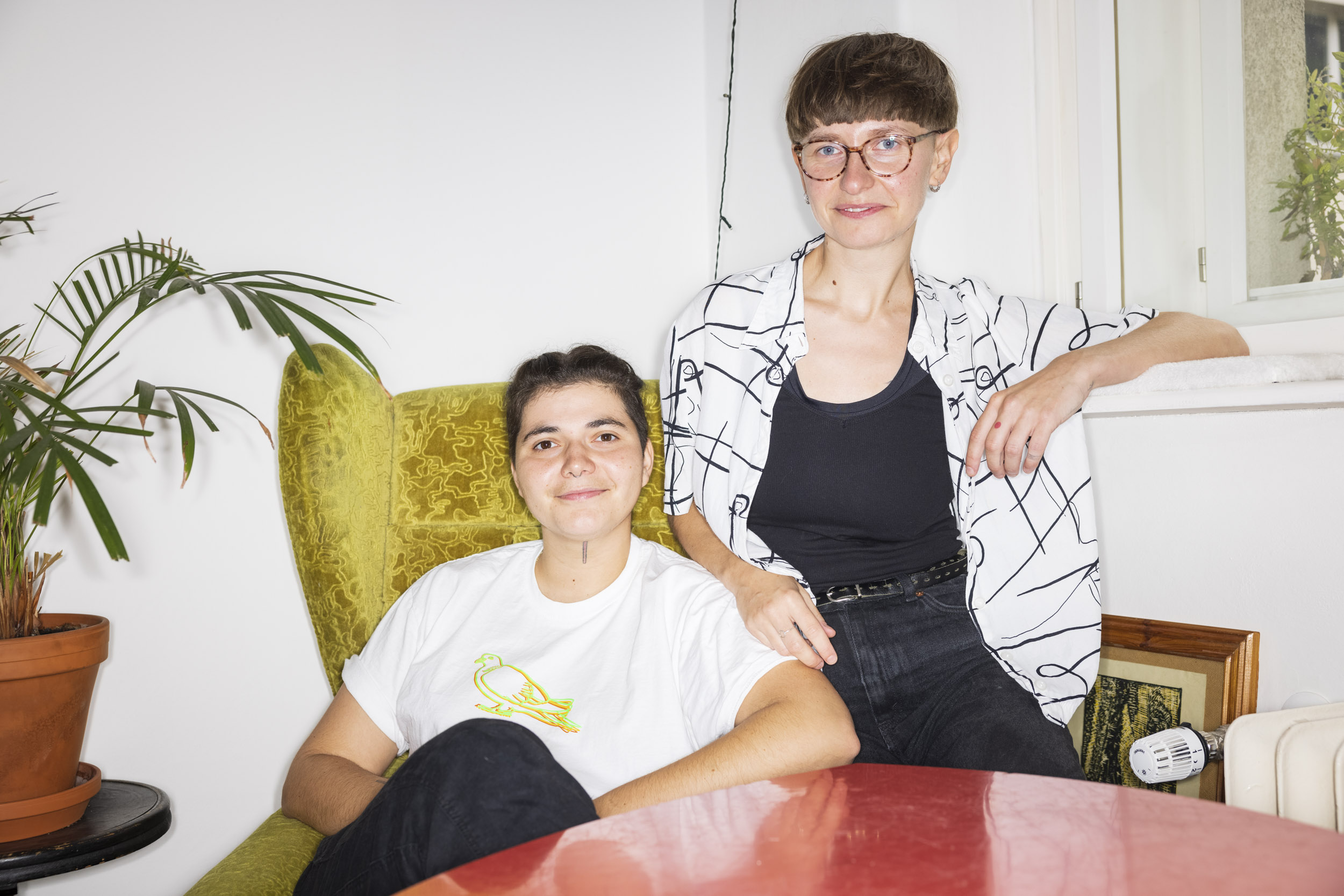 Kateř Tureček (vlevo) se identifikuje jako nebinární a v češtině používá ženský rod. Na fotografiích je s partnerkou, tatérkou a architektkou Lenkou Juchelkovou