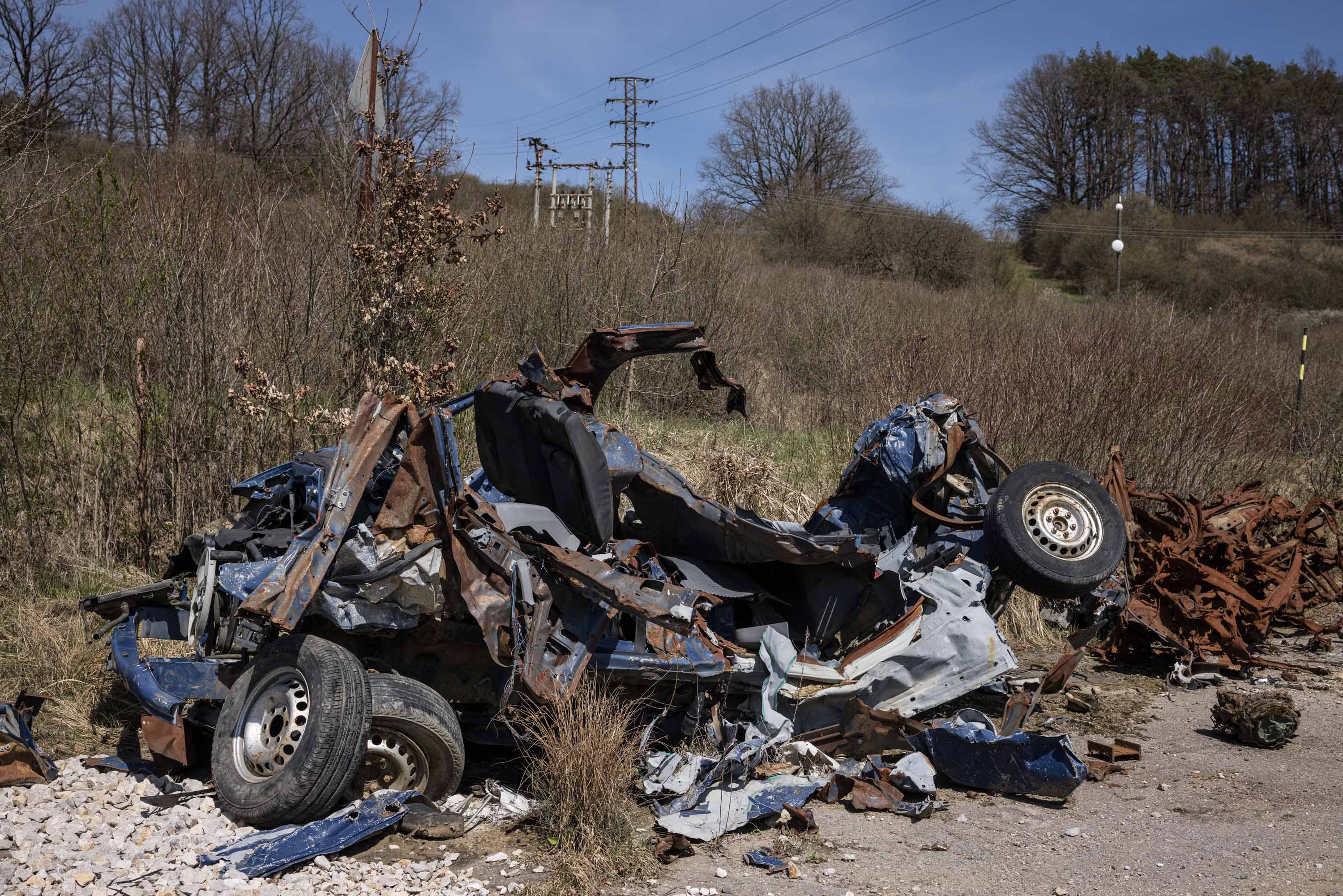 Výbuchem zdemolované auto.