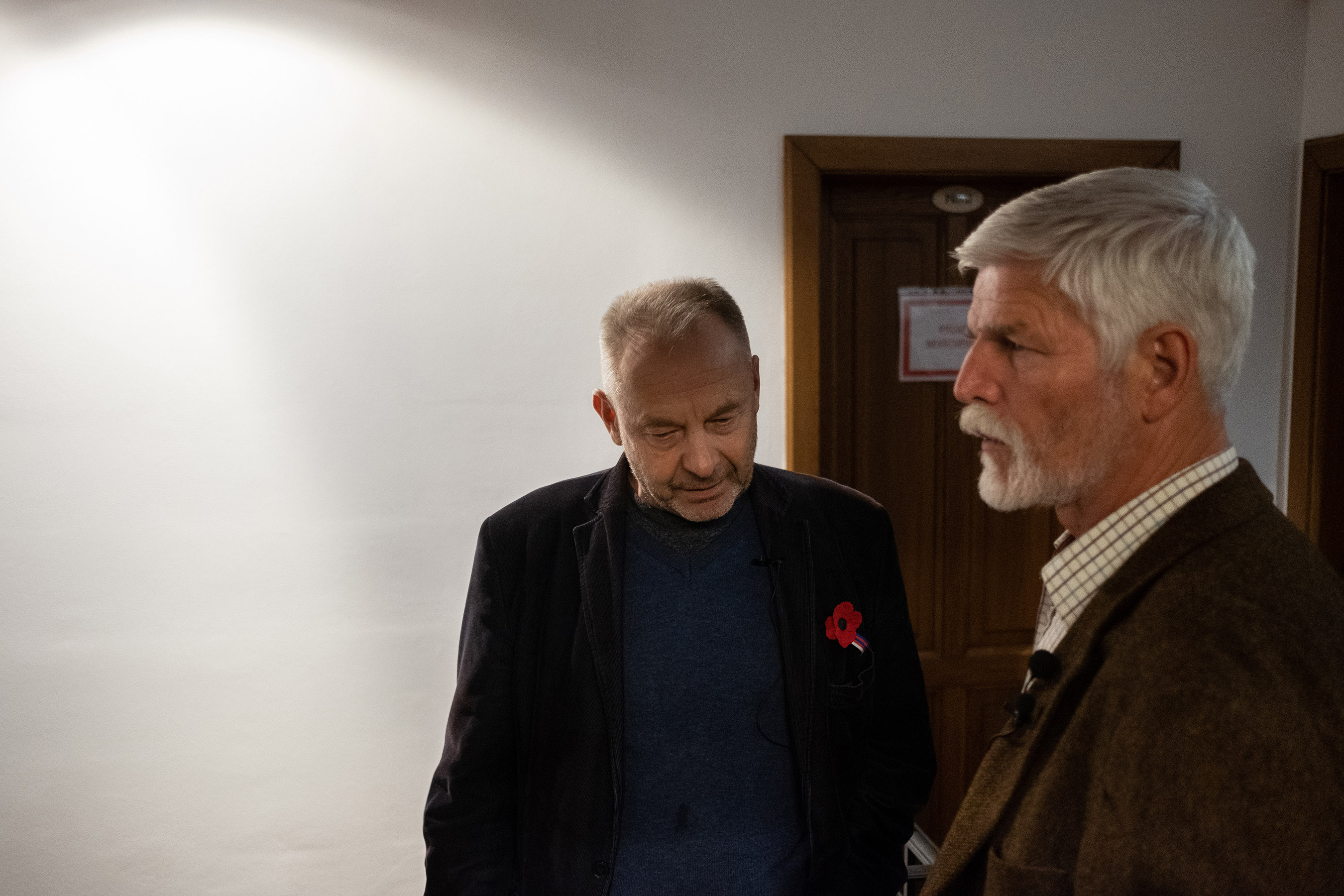 Debata s Petrem Pavlem, vlevo moderátor Václav Marhoul; Braškov 